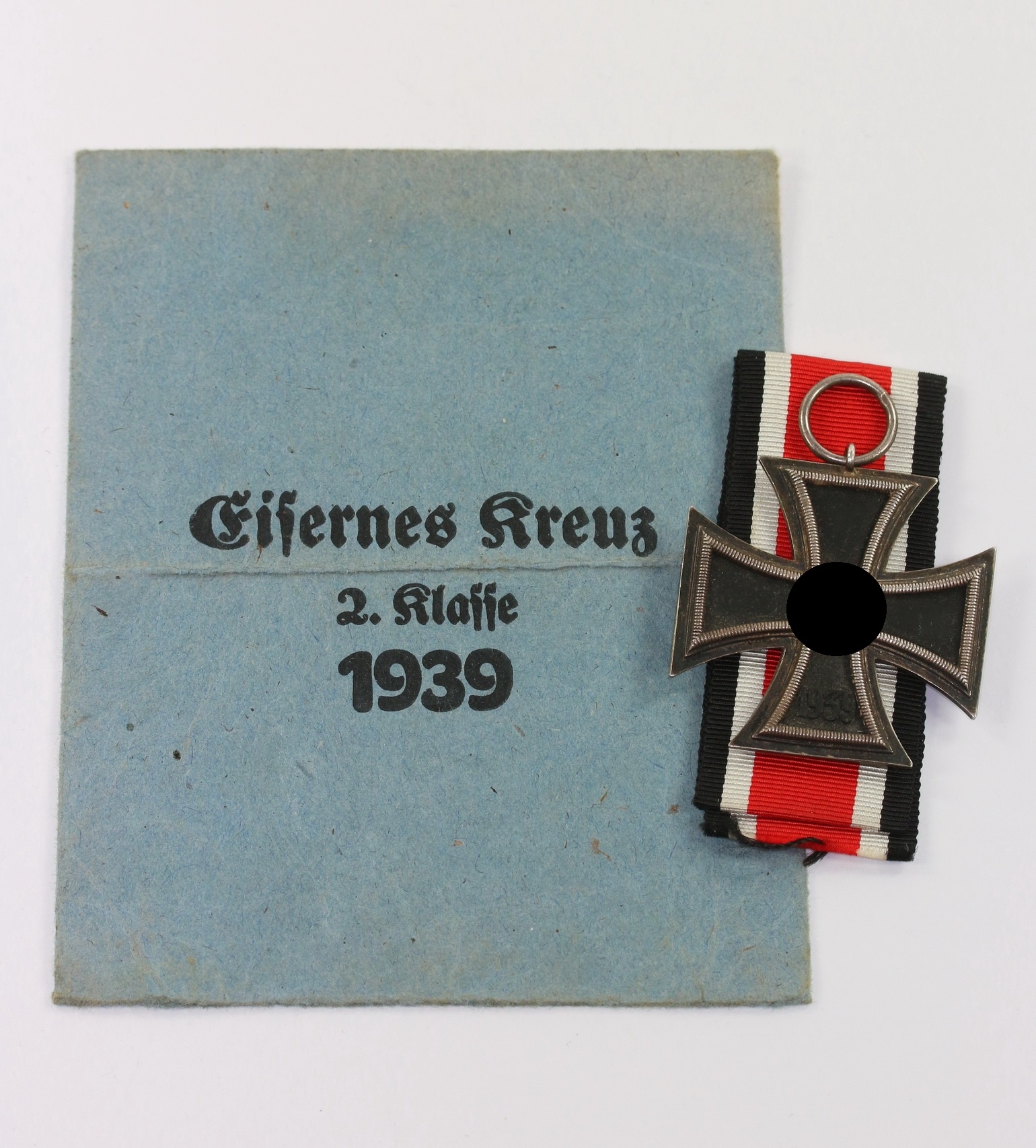 Eisernes Kreuz 2. Klasse 1939, Hst. 65, in Verleihungstüte – Bild 1
