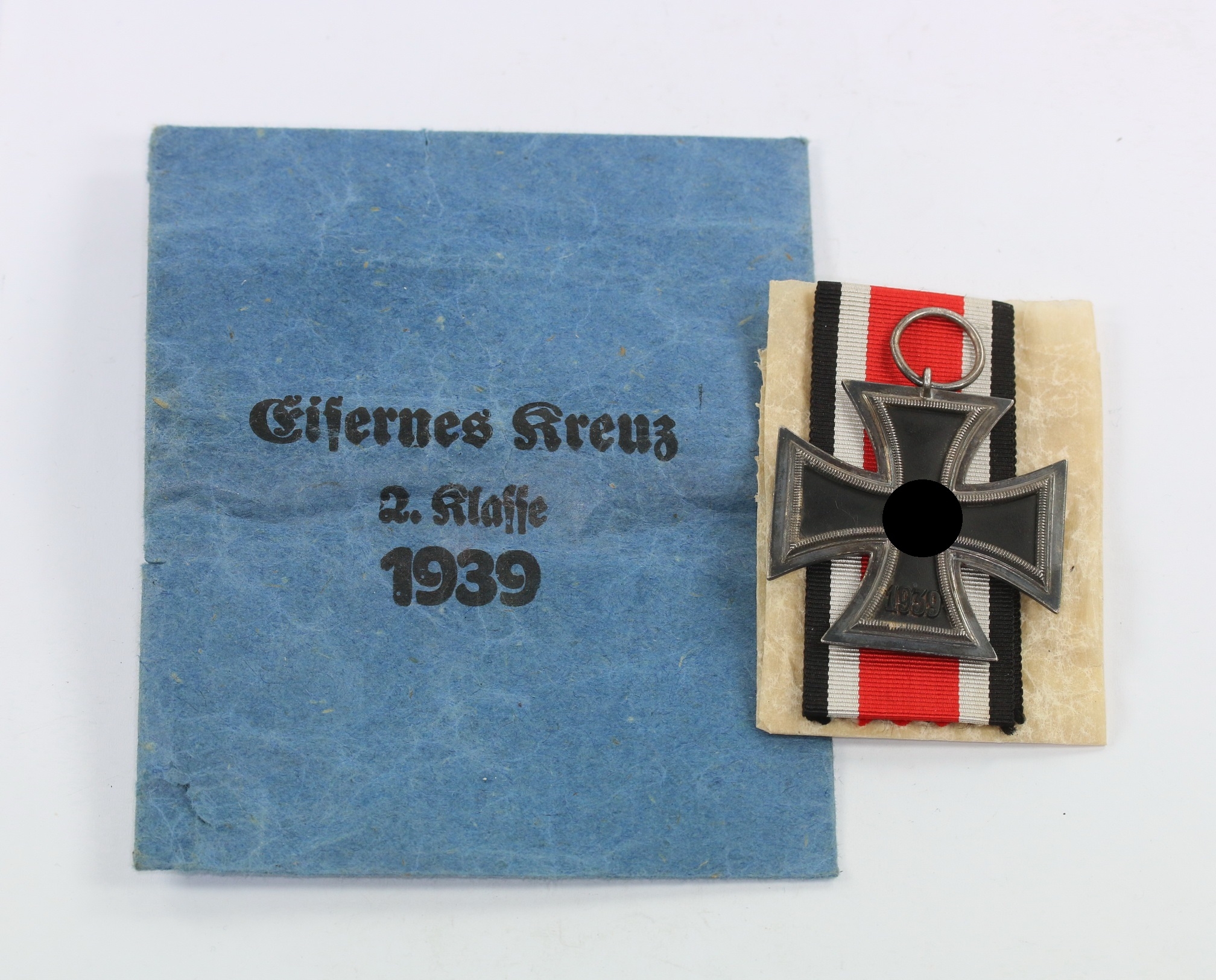 Eisernes Kreuz 2. Klasse 1939, in Verleihungstüte, Arbeitsgemeinschaft der Graveur-, Gold- und Silberschmiedeinnungen, Hanau am Main – Bild 1