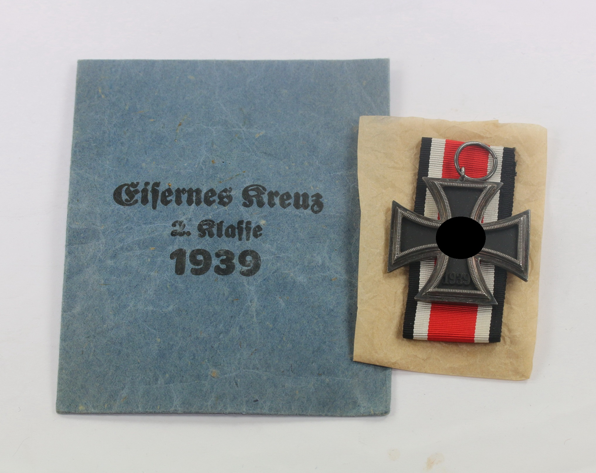  Eisernes Kreuz 2. Klasse 1939, Variante mit der runden "3", Deschler, in Verleihungstüte Deschler & Sohn München – Bild 1