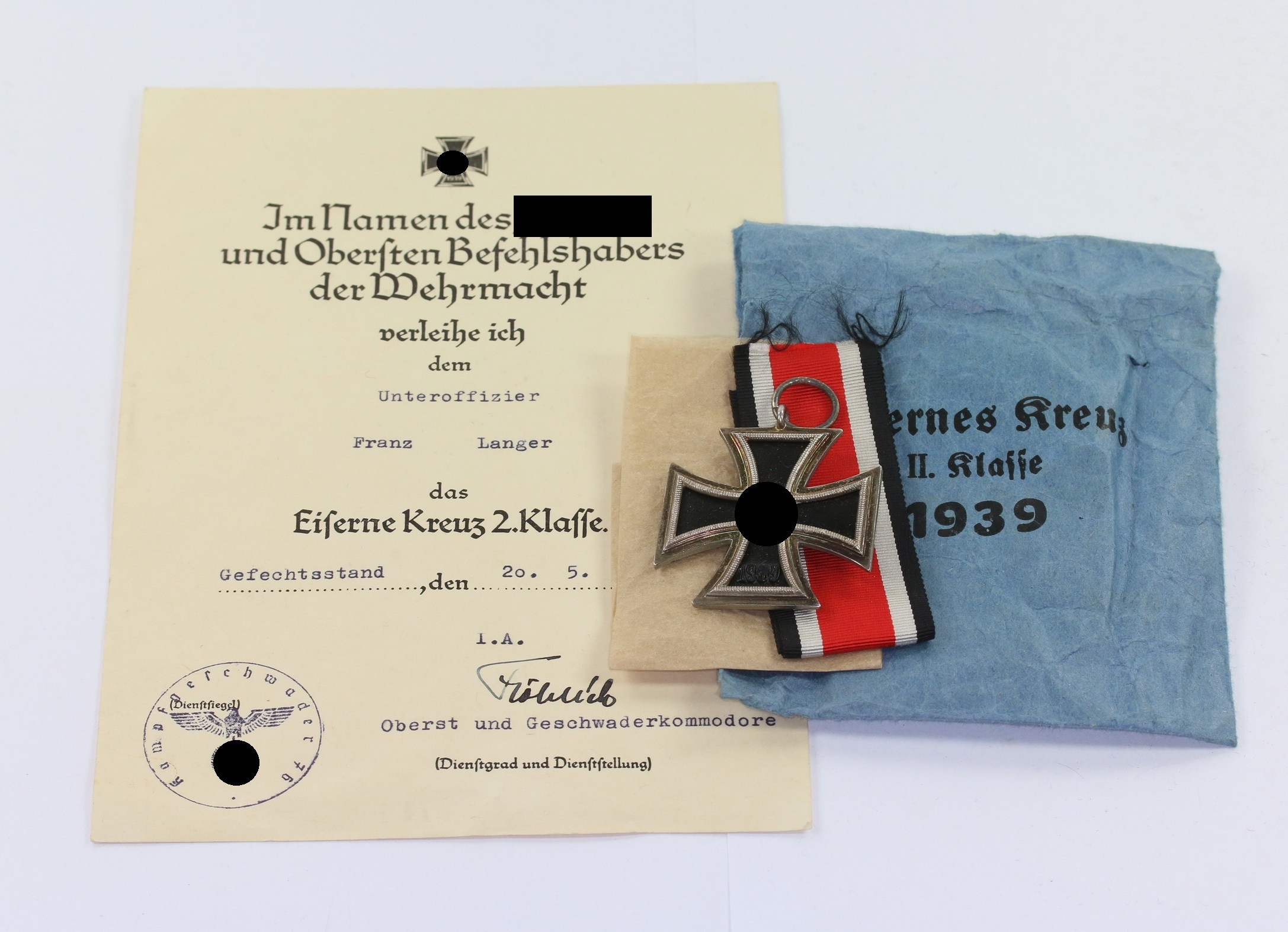 Eisernes Kreuz 2. Klasse 1939, Variante mit der runden "3", Deschler, in Verleihungstüte Deschler & Sohn München, mit zugehöriger Urkunde – Bild 1