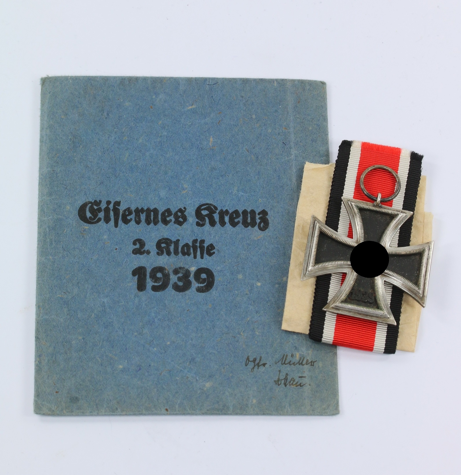 Eisernes Kreuz 2. Klasse 1939, Variante mit der runden "3", Deschler, in Verleihungstüte – Bild 1