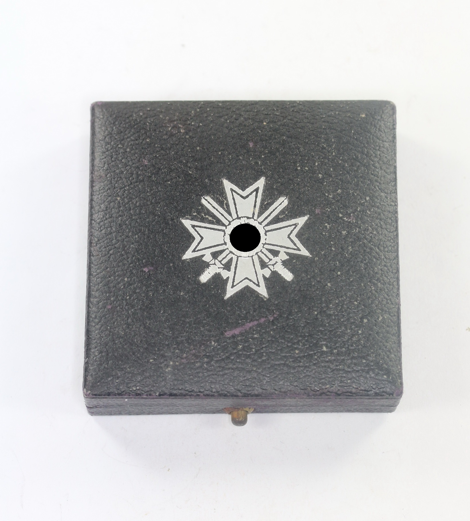 Etui Kriegsverdienstkreuz 1. Klasse mit Schwerter, Klein & Quenzer A.G., KVK mit Hakenkreuz (!) – Bild 1