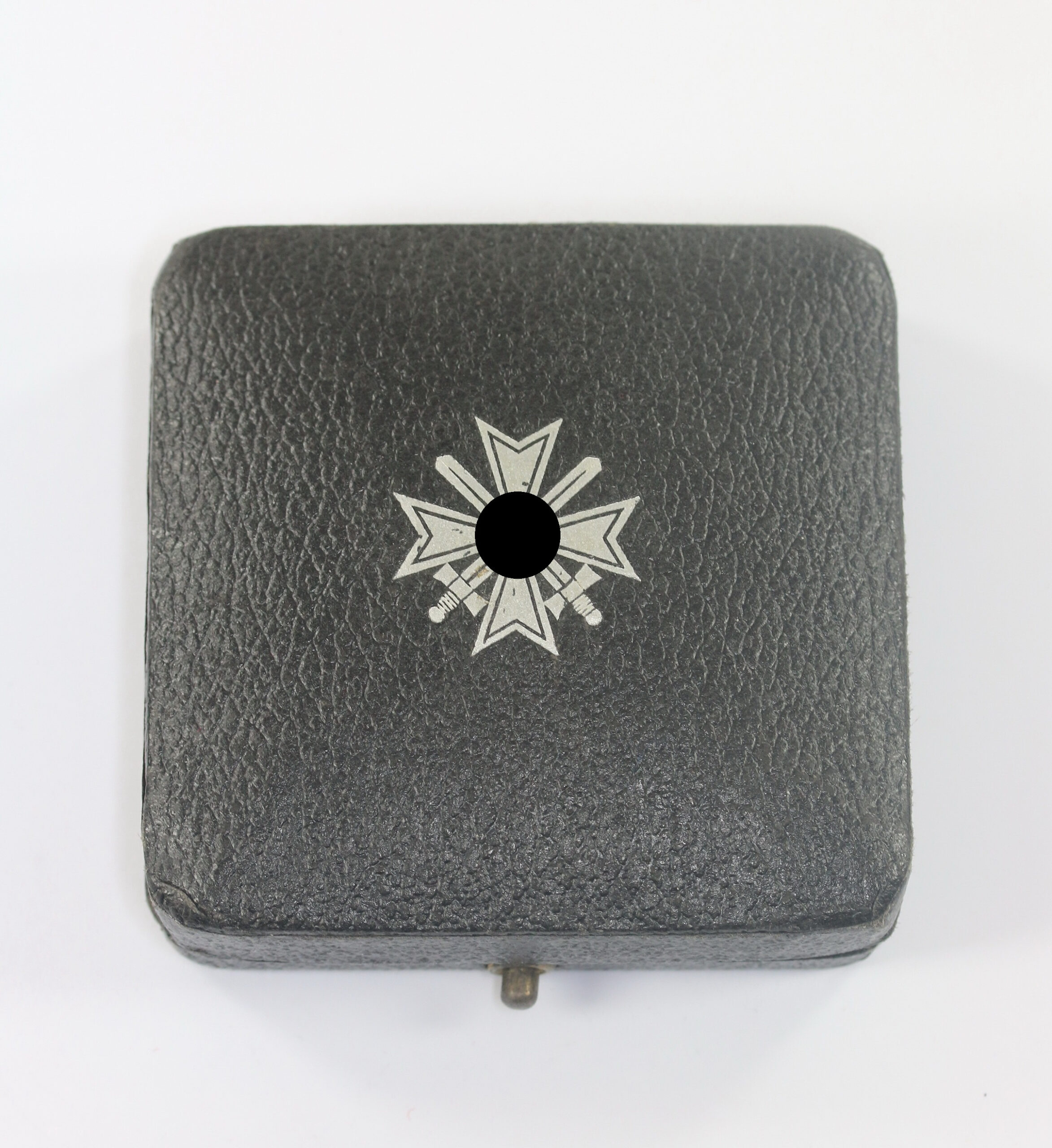 Etui Kriegsverdienstkreuz 1. Klasse mit Schwerter, mit Abbildung der Auszeichnung mit Hakenkreuz auf den Deckel – Bild 1