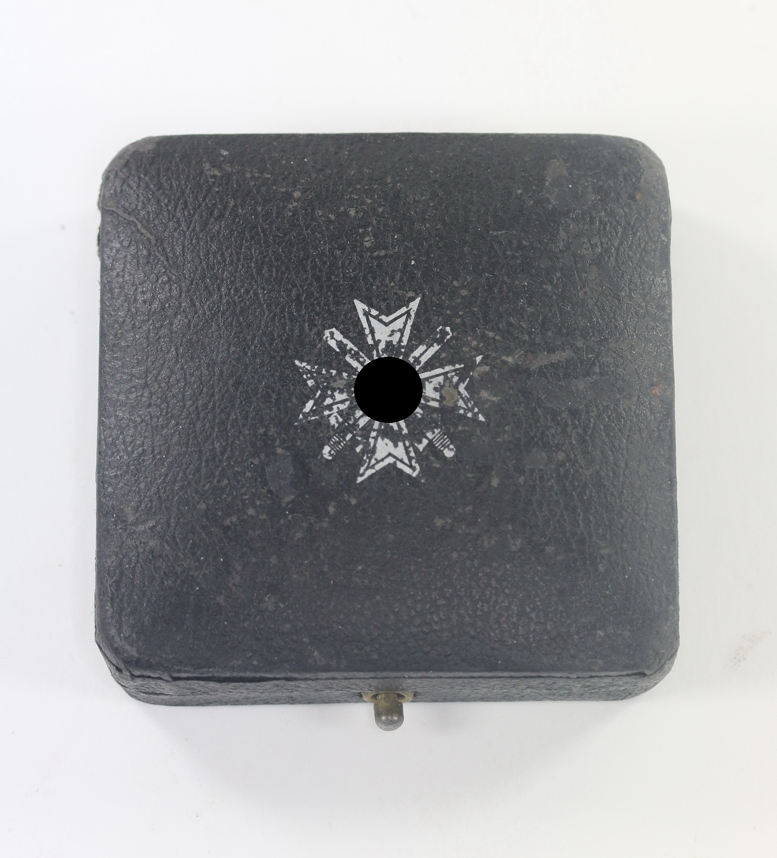 etui_kriegsverdienstkreuz_1 Etui Kriegsverdienstkreuz 1. Klasse mit Schwertern, mit Hakenkreuz – Bild 1