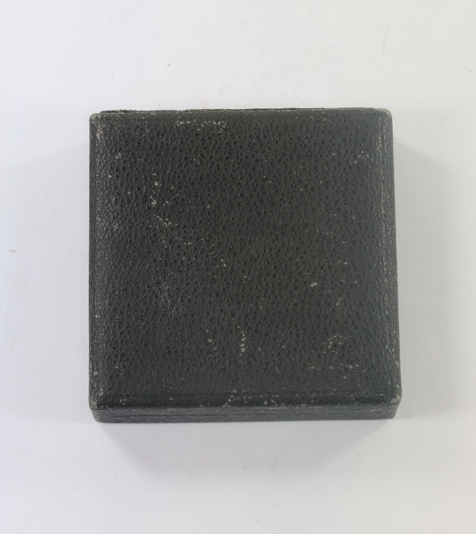 etui_verwundetenabzeichen_in_gold_hauptm_nzamt_wien_iii_1__2 Etui Verwundetenabzeichen in Gold, Hauptmünzamt Wien III. – Bild 1