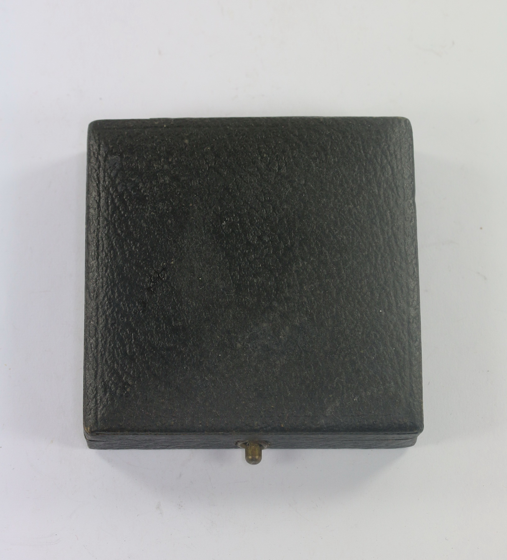 etui_verwundetenabzeichen_in_gold_hauptm_nzamt_wien_iii_1__3 Etui Verwundetenabzeichen in Gold, Hauptmünzamt Wien III. – Bild 1