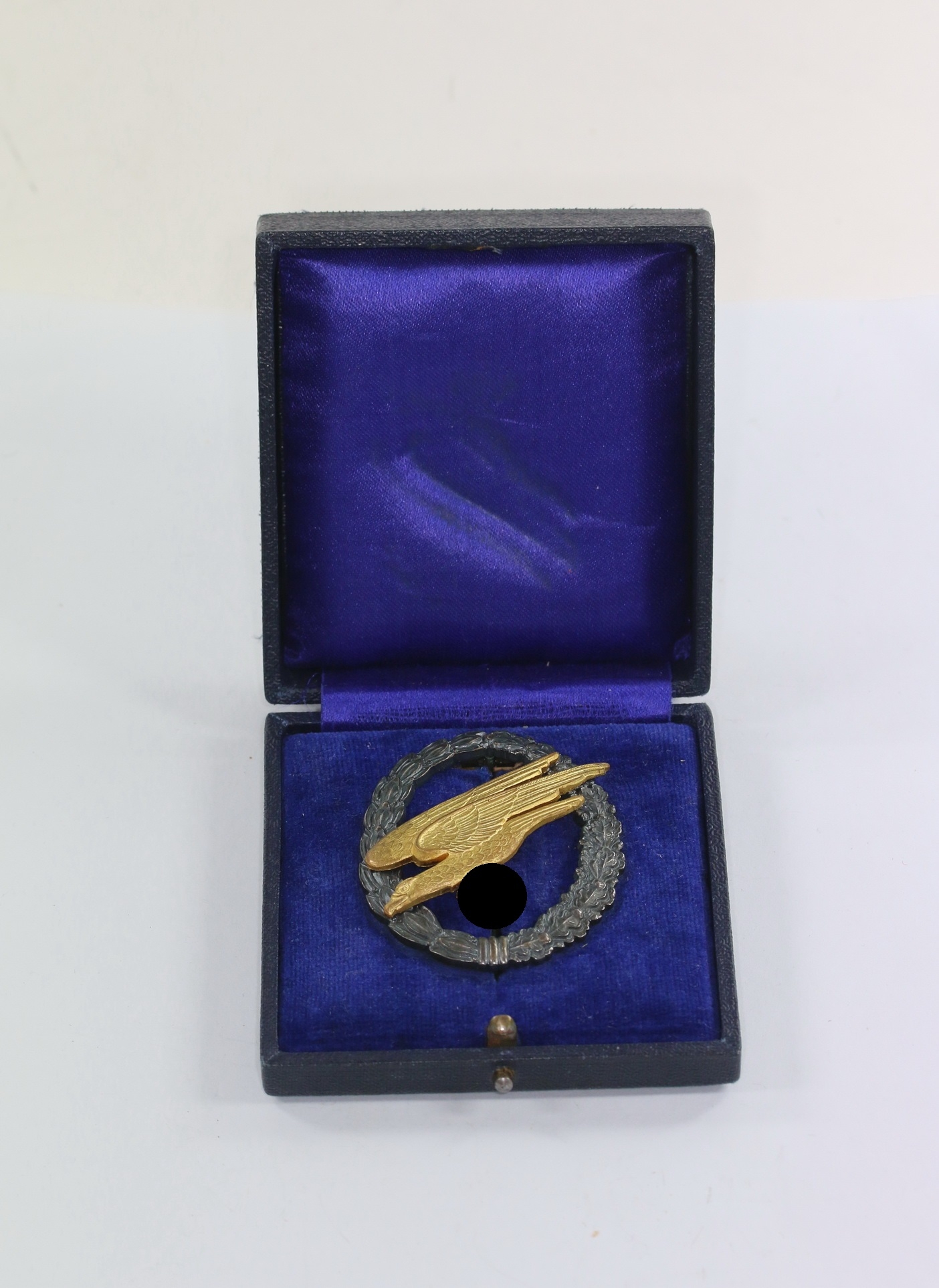 fallschirmsch_tzenabzeichen_der_luftwaffe_assmann_ei_im_etui_1__1 Fallschirmschützenabzeichen der Luftwaffe, Assmann, Ei (!), im Etui – Bild 1