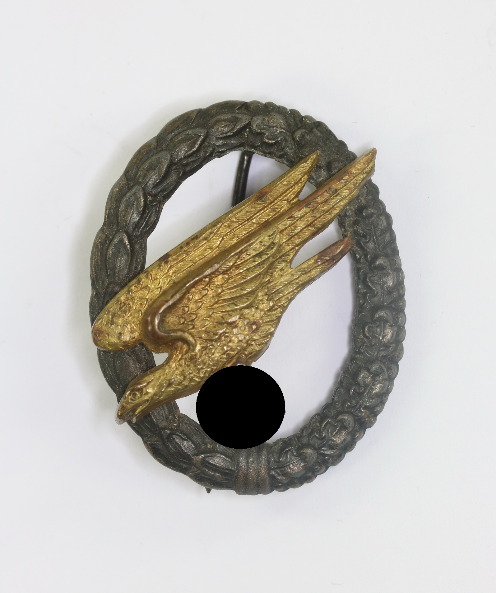 fallschirmsch_tzenabzeichen_der_luftwaffe_c Fallschirmschützenabzeichen der Luftwaffe, C.E. Juncker, Berlin, Typ F, Zink Kranz/Buntmetall Adler – Bild 1