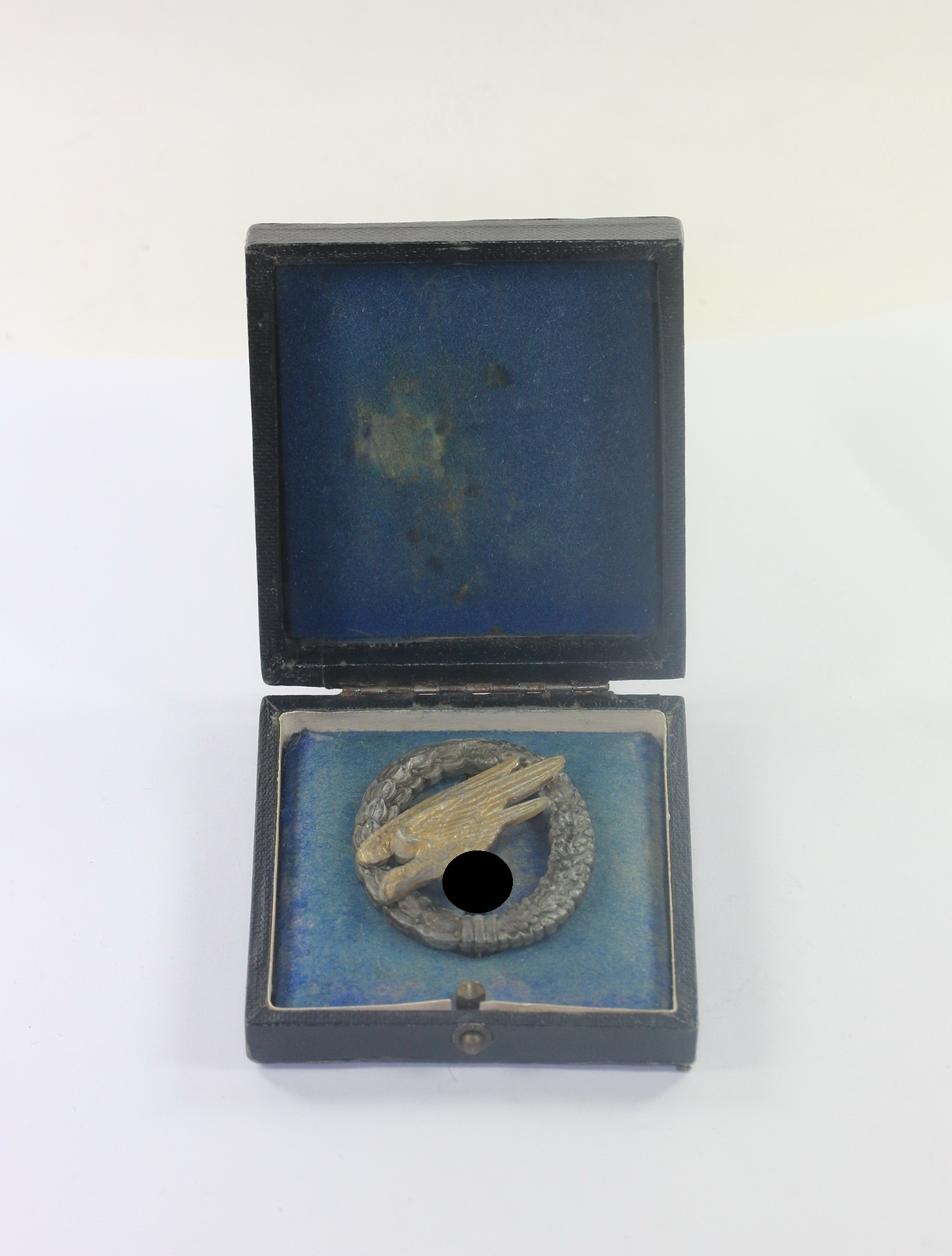 fallschirmsch_tzenabzeichen_der_luftwaffe_friedrich_linden_l_denscheid_fll_im_etui_1__1 Fallschirmschützenabzeichen der Luftwaffe, Friedrich Linden, Lüdenscheid (FLL), im Etui – Bild 1