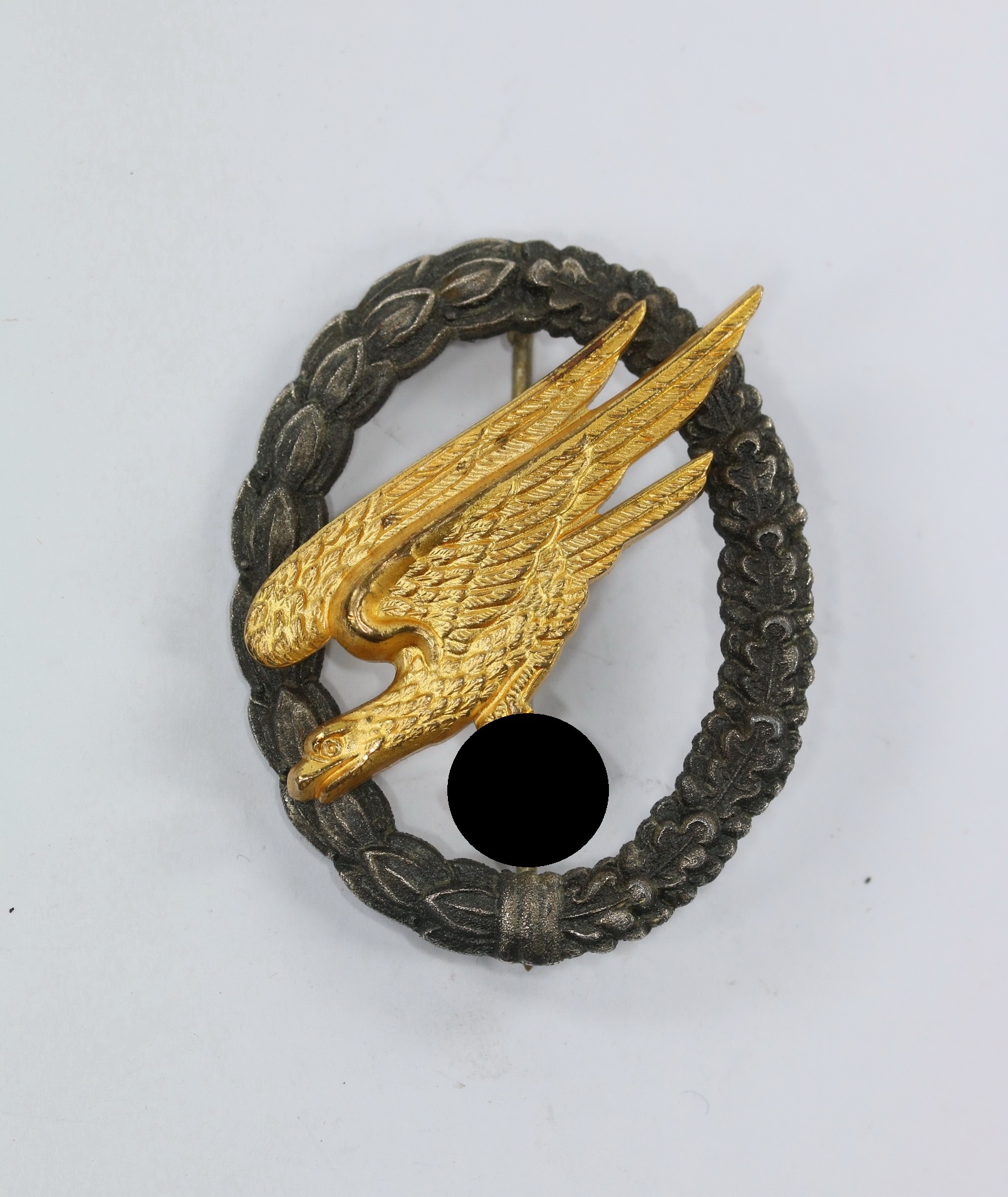 fallschirmsch_tzenabzeichen_der_luftwaffe_hersetller_gwl_schwarzer_kranz_zink__buntmetall_1__1 Fallschirmschützenabzeichen der Luftwaffe, Hst. GWL (schwarzer Kranz) – Bild 1