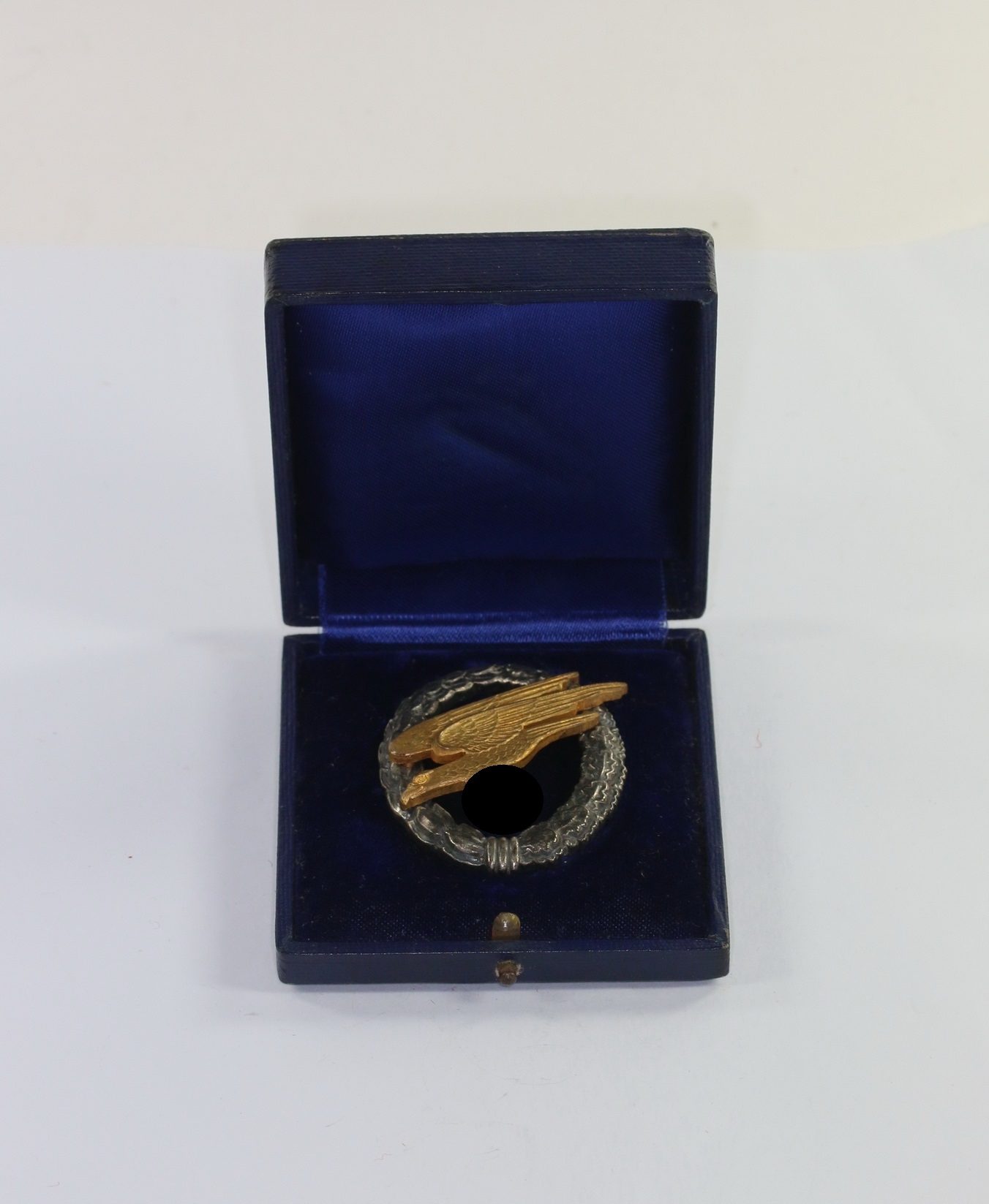 fallschirmsch_tzenabzeichen_der_luftwaffe_hersteller_a_assmann_sohn_l_denscheid_im_etui_fallschirmsch_tzen_1__2 Fallschirmschützenabzeichen der Luftwaffe, Hst. A, im Etui – Bild 1