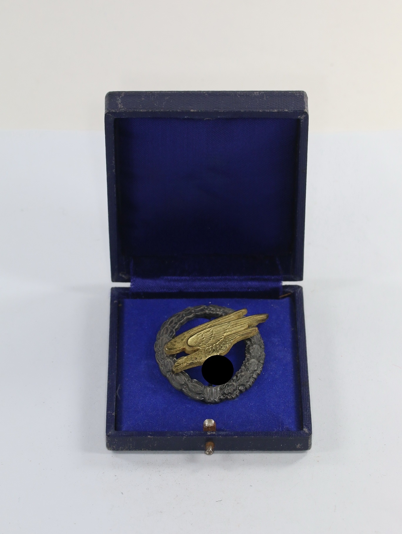 fallschirmsch_tzenabzeichen_der_luftwaffe_hst Fallschirmschützenabzeichen der Luftwaffe, Hst. A, im Etui (Schreibschrift) – Bild 1