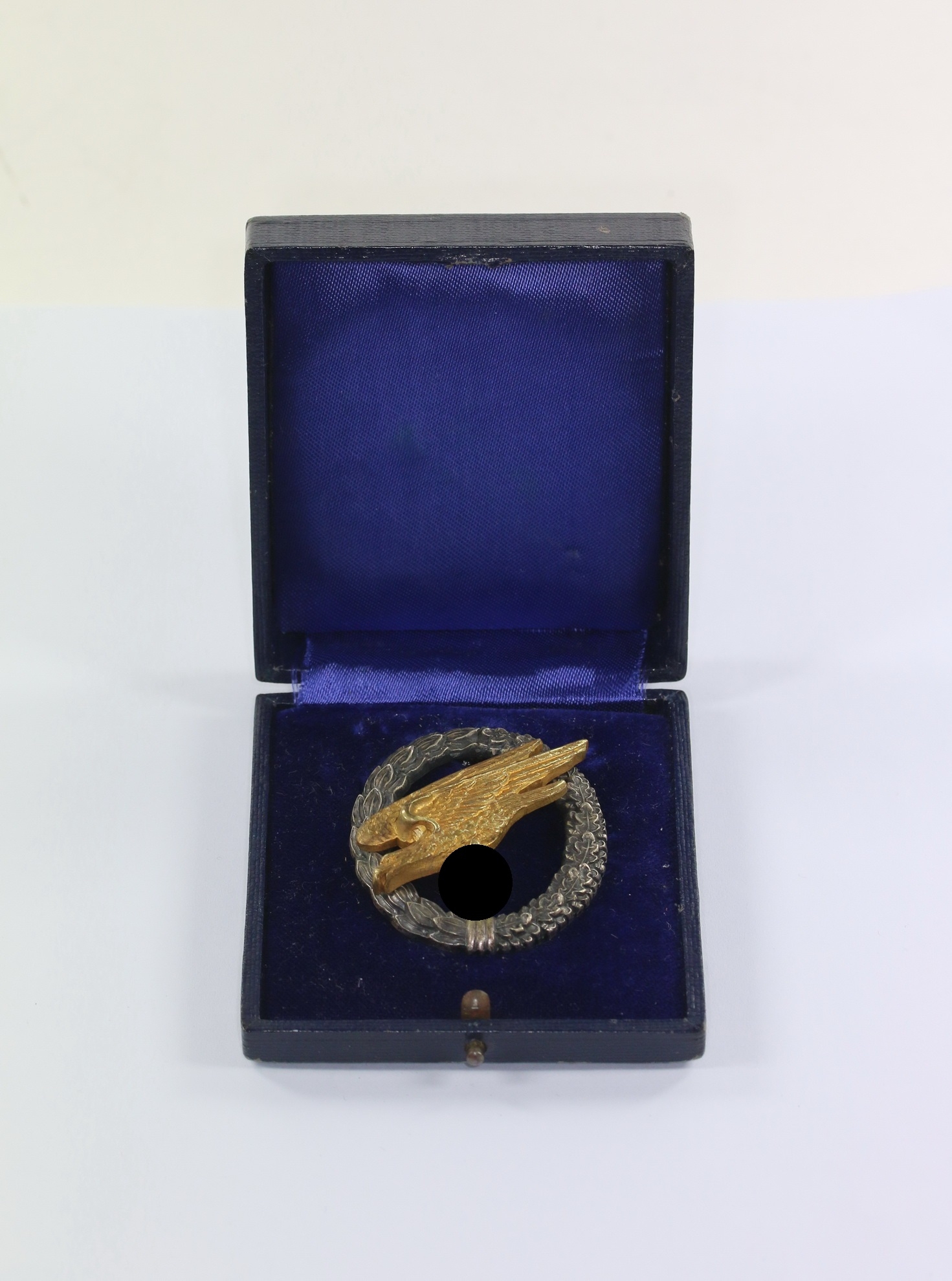 Fallschirmschützenabzeichen der Luftwaffe, Hst. C.E. Juncker BerlinSW, im Etui – Bild 1