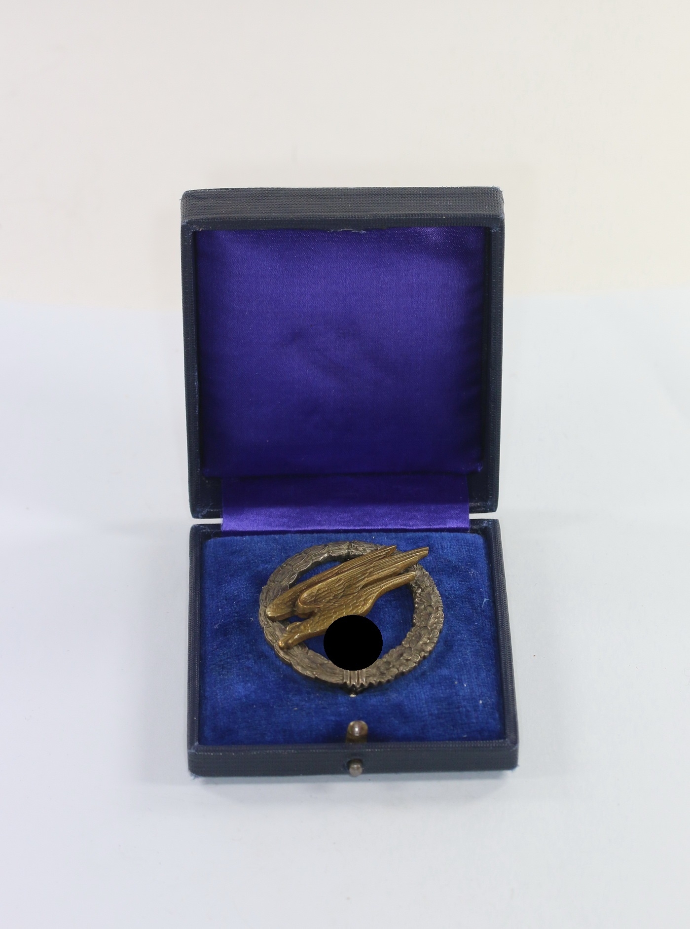 fallschirmsch_tzenabzeichen_der_luftwaffe_hst Fallschirmschützenabzeichen der Luftwaffe, hst. C.E. Juncker (J.1), im Etui – Bild 1