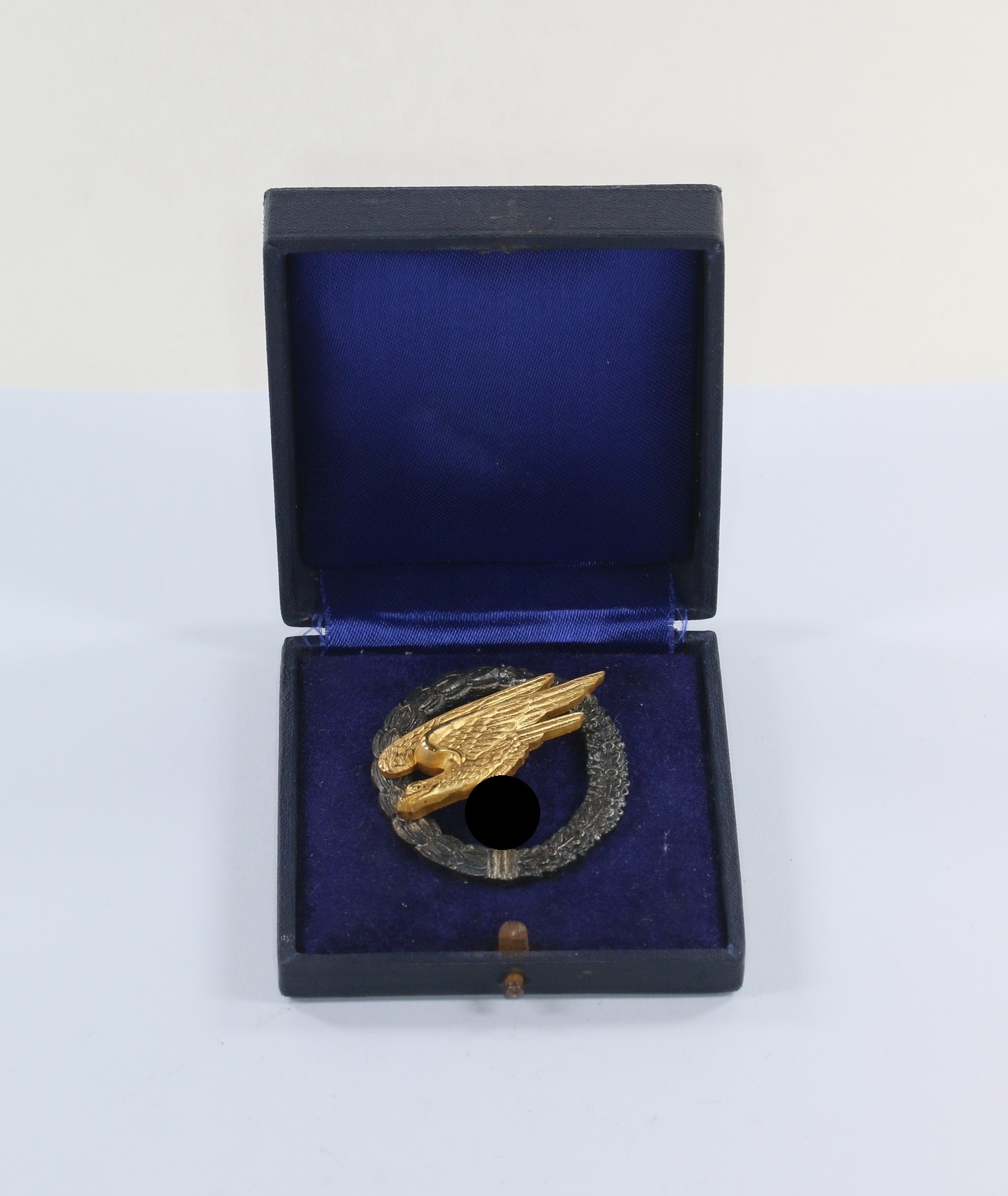 fallschirmsch_tzenabzeichen_luftwaffe_hersteller_gwl_im_etui_1__1 Fallschirmschützenabzeichen der Luftwaffe, Hst. GWL (schwarzer Kranz), im Etui – Bild 1