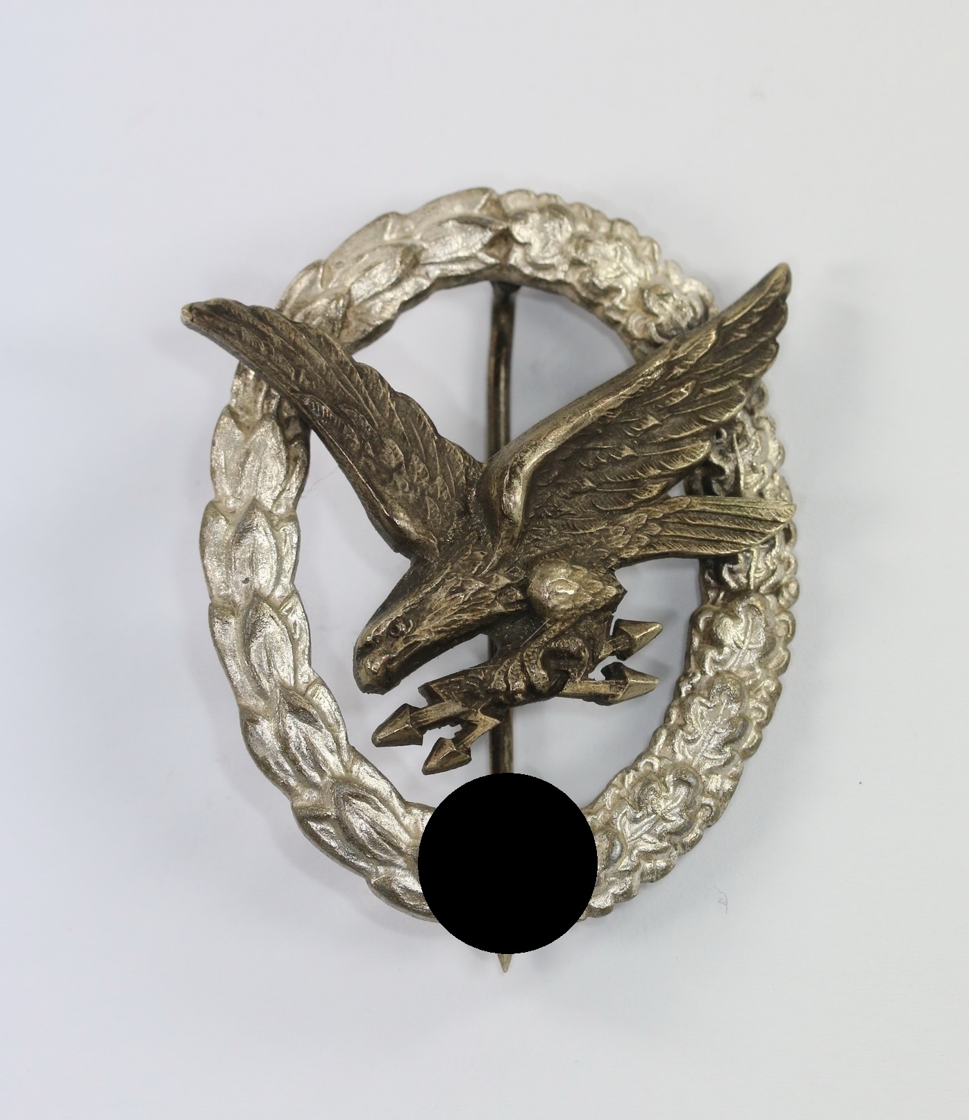 fliegersch_tzenabzeichen_der_luftwaffe_mit_blitzb_ndel_hersteller_c Fliegerschützenabzeichen der Luftwaffe mit Blitzbündel, Hst. C.E. Juncker – Bild 1