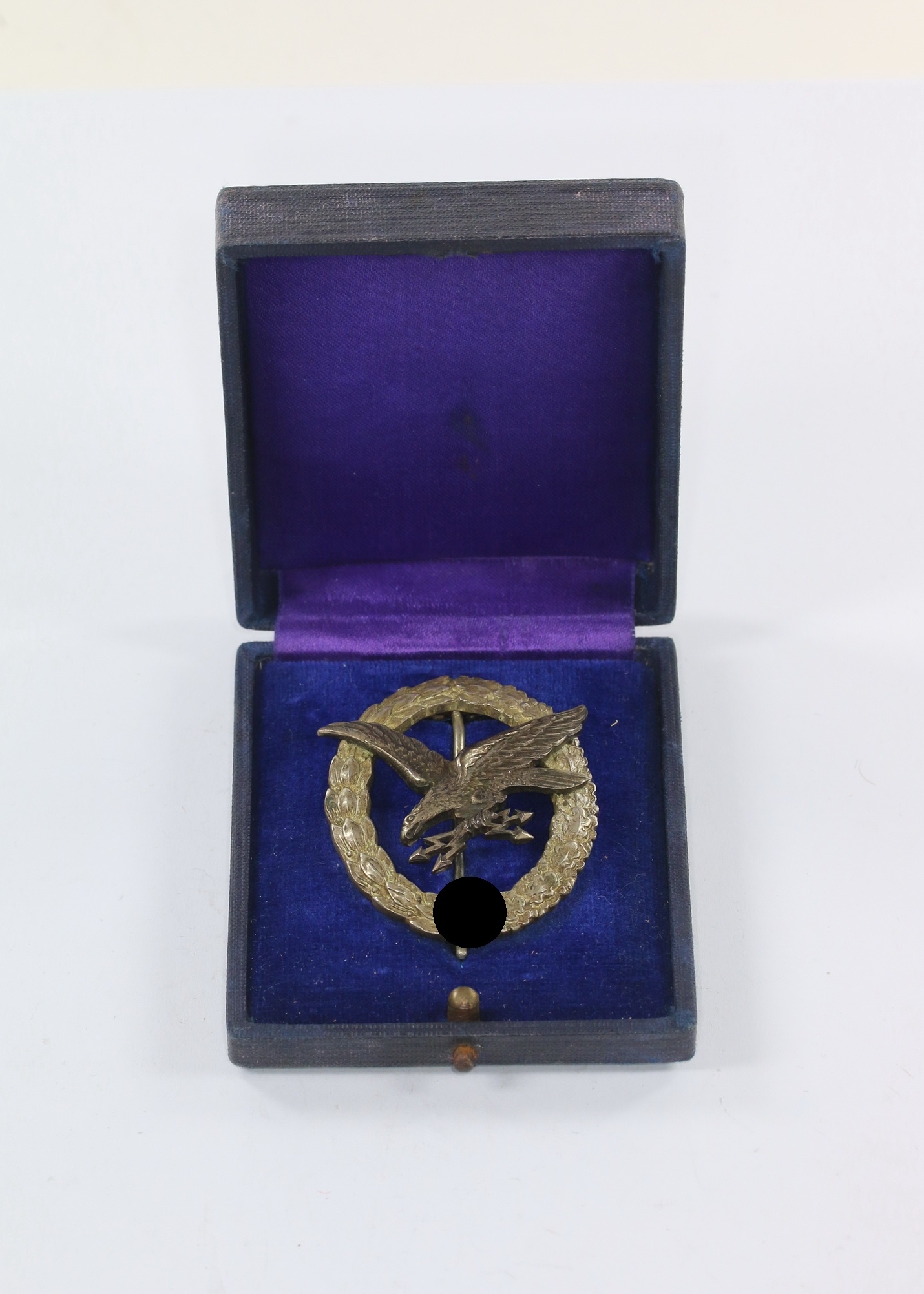 Fliegerschützenabzeichen der Luftwaffe mit Blitzbündel, Hst. CEJ (J.1), im Etui – Bild 1