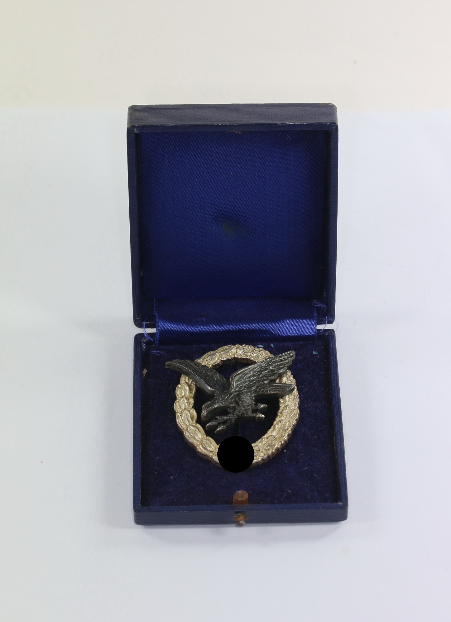 fliegersch_tzenabzeichen_der_luftwaffe_mit_blitzb_ndel_hst Fliegerschützenabzeichen der Luftwaffe mit Blitzbündel, Hst. B&NL, im Etui – Bild 1