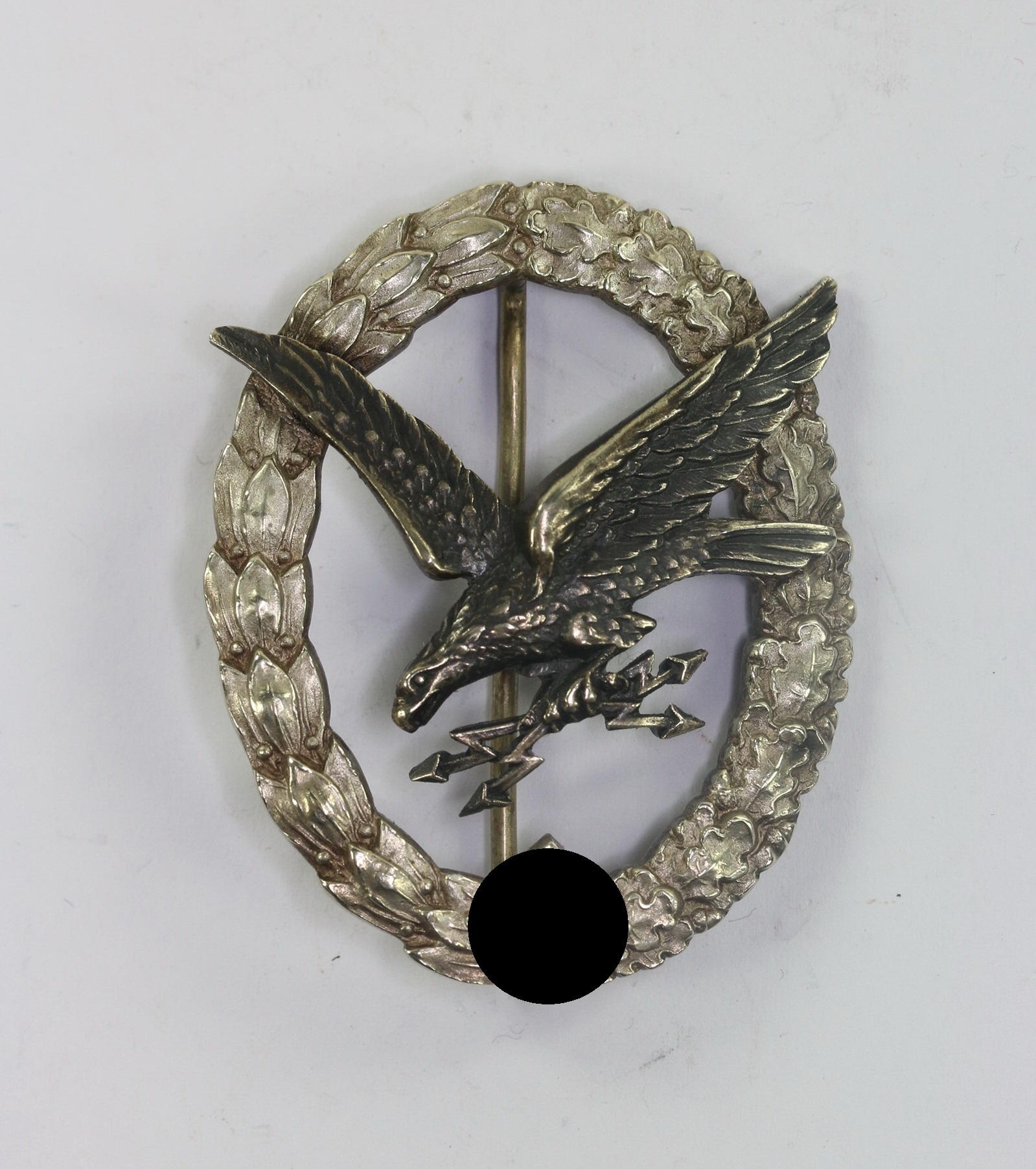 Fliegerschützenabzeichen mit Blitzbündel, Hst. C.E. Juncker Berlin SW (J.1) – Bild 1