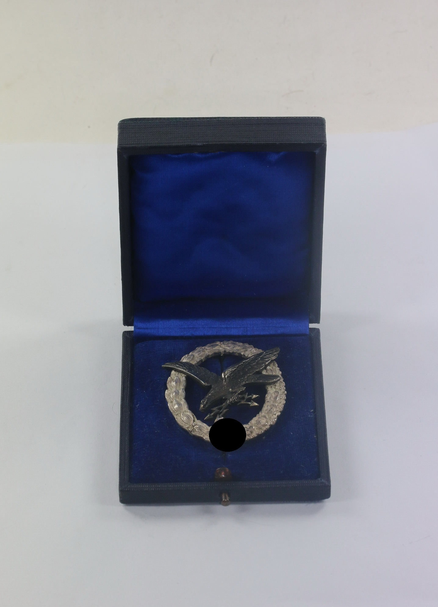 fliegersch_tzenabzeichen_mit_blitzb_ndel_hst Fliegerschützenabzeichen mit Blitzbündel, Hst. C.E. Juncker BerlinS.W. (J.1), im frühen Etui Bordfunkerabz. – Bild 1