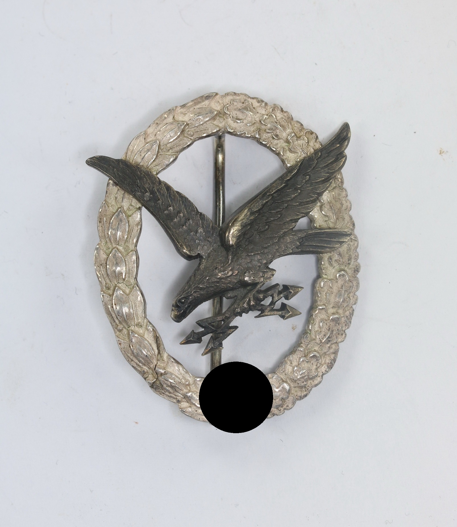 Fliegerschützenabzeichen mit Blitzbündel, Hst. C.E. Juncker BerlinS.W. (J.1) – Bild 1