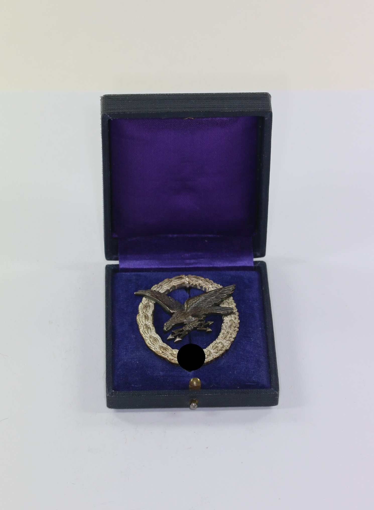 Fliegerschützenabzeichen der Luftwaffe mit Blitzbündel, Hst. Juncker (J.1), im Etui – Bild 1