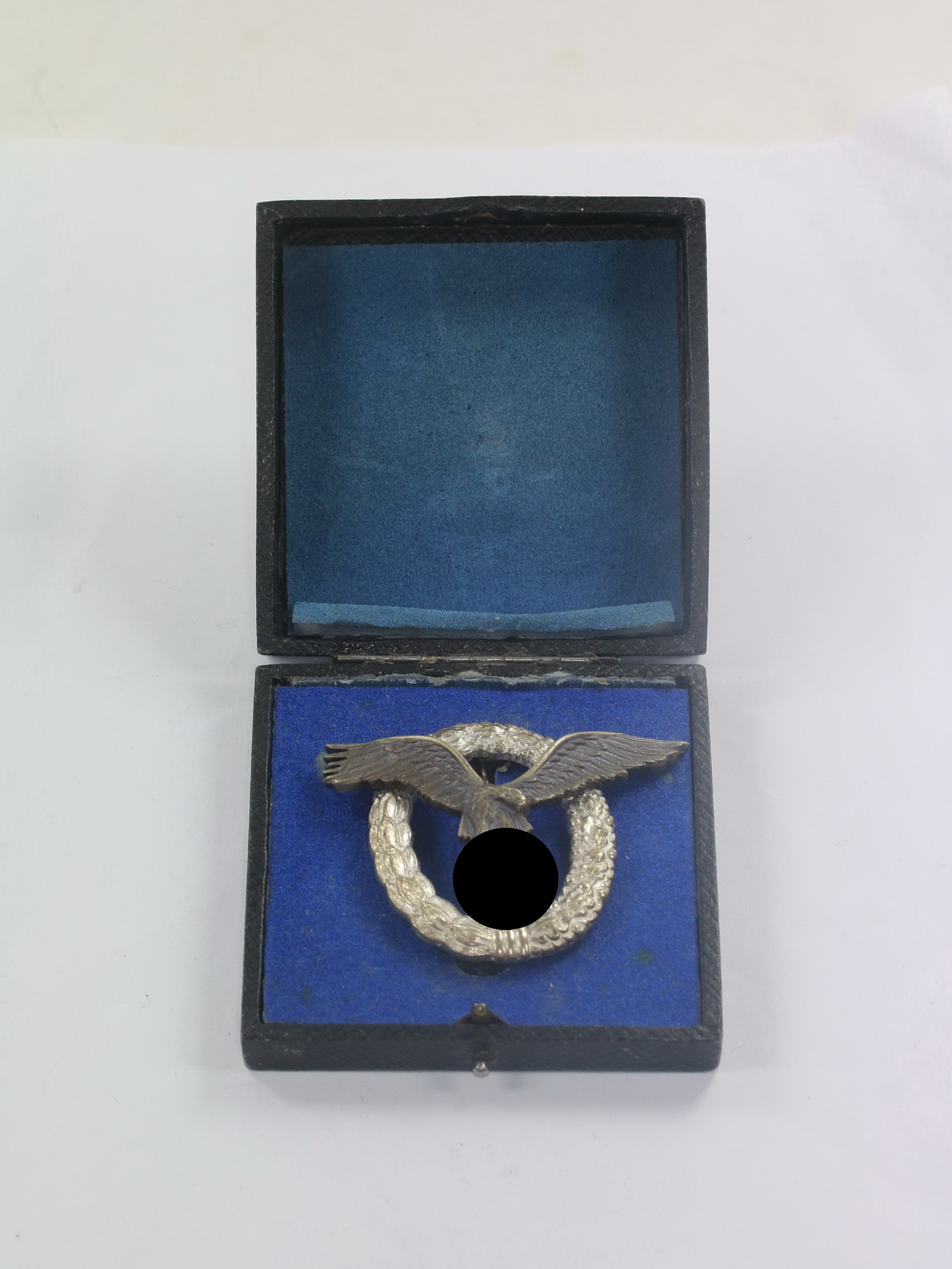 flugzeugf_hrerabzeichen_der_luftwaff_fll_buntmetall_im_etui_1__1 Flugzeugführerabzeichen der Luftwaff, FLL (Buntmetall), im Etui – Bild 1