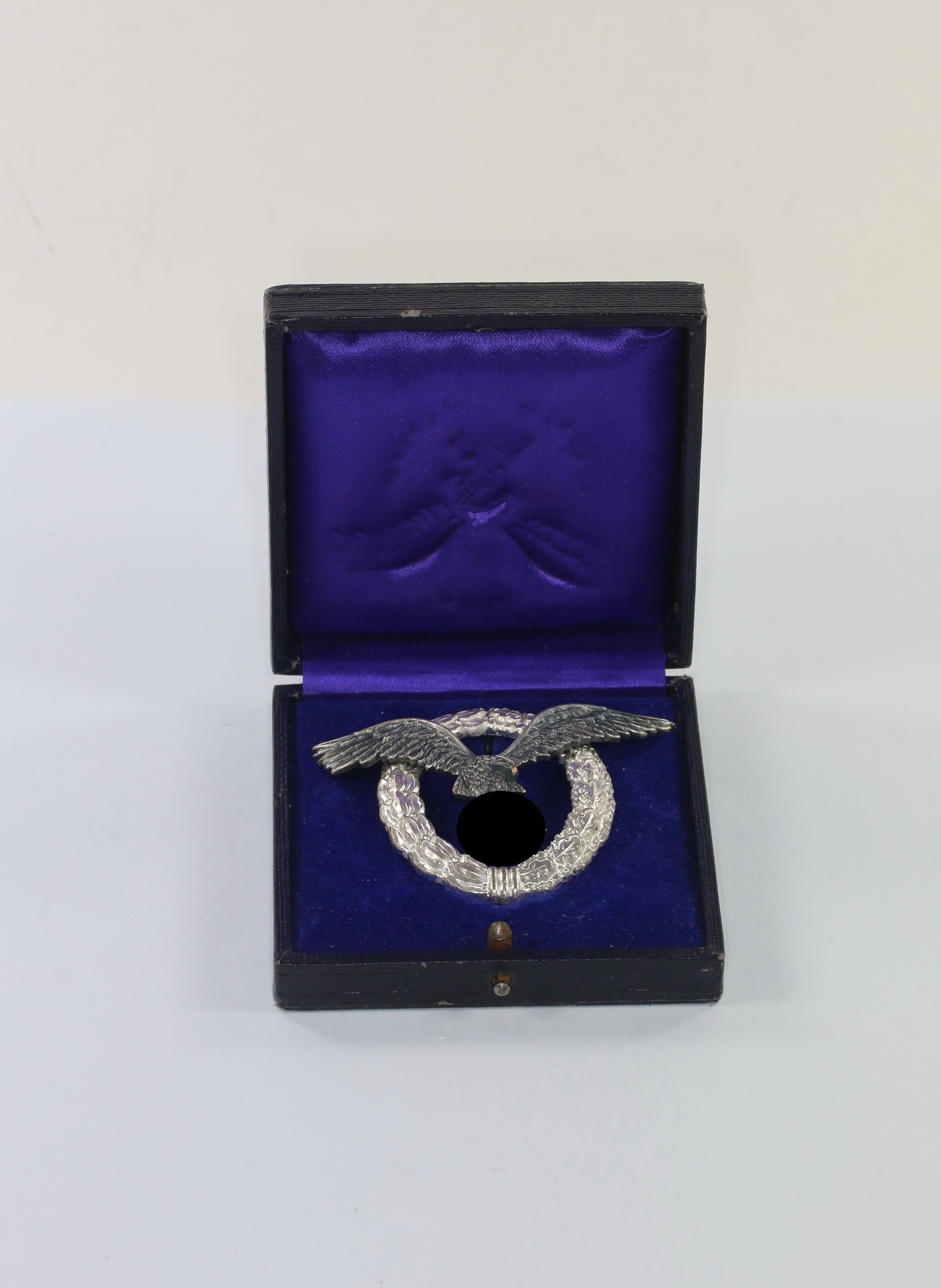 flugzeugf_hrerabzeichen_der_luftwaffe_assmann_buntmetallaluminium_im_etui_1__1 Flugzeugführerabzeichen der Luftwaffe, Assmann, Buntmetall/Aluminium, im Etui – Bild 1