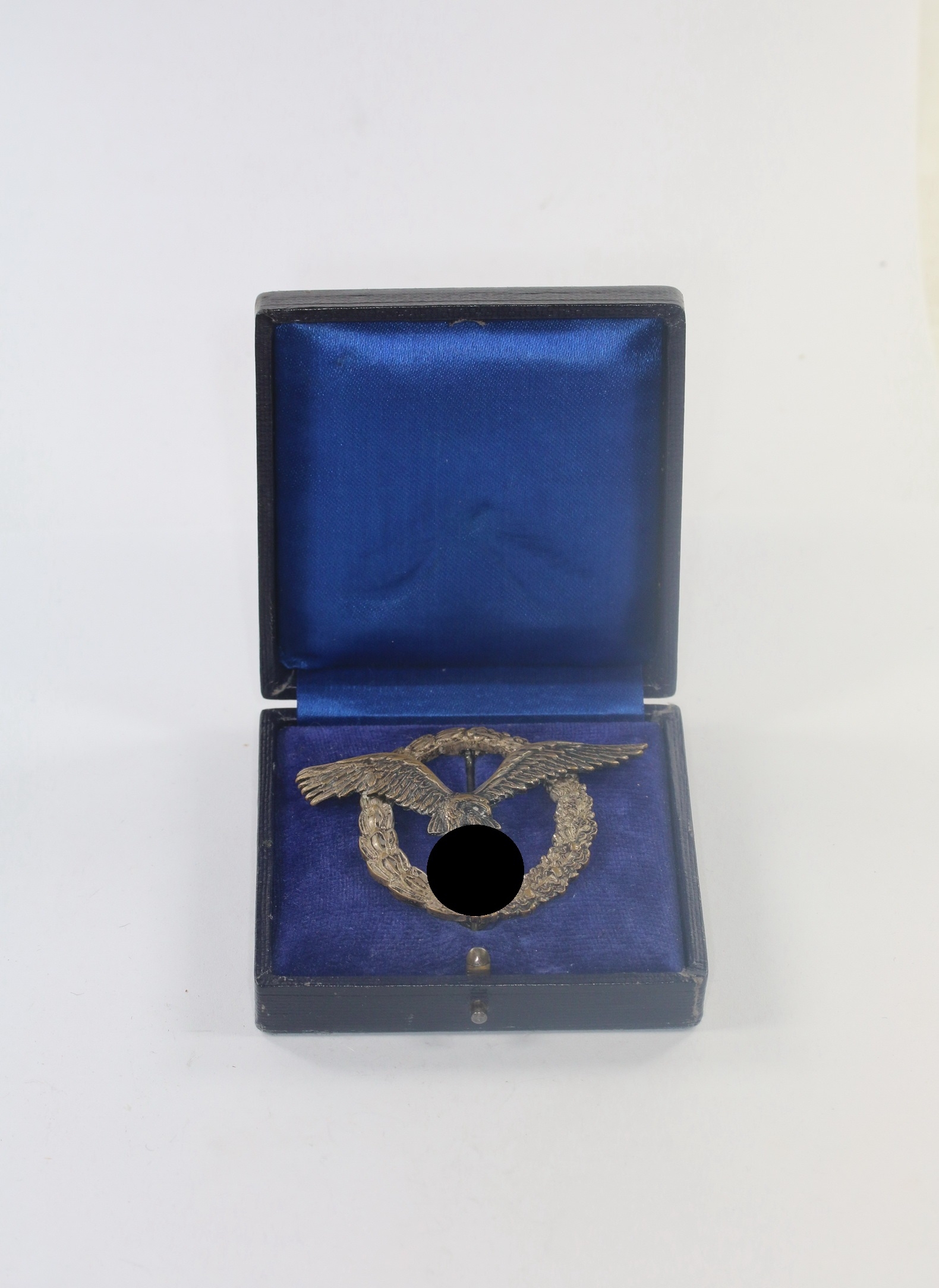 flugzeugf_hrerabzeichen_der_luftwaffe_assmann_ei_im_etui_1__1 Flugzeugführerabzeichen der Luftwaffe, Assmann, Ei (!), im Etui – Bild 1