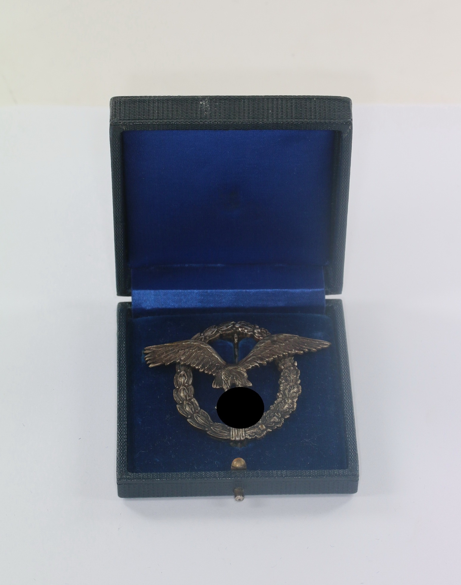 Flugzeugführerabzeichen der Luftwaffe, Assmann, Ei (!), im Etui – Bild 1