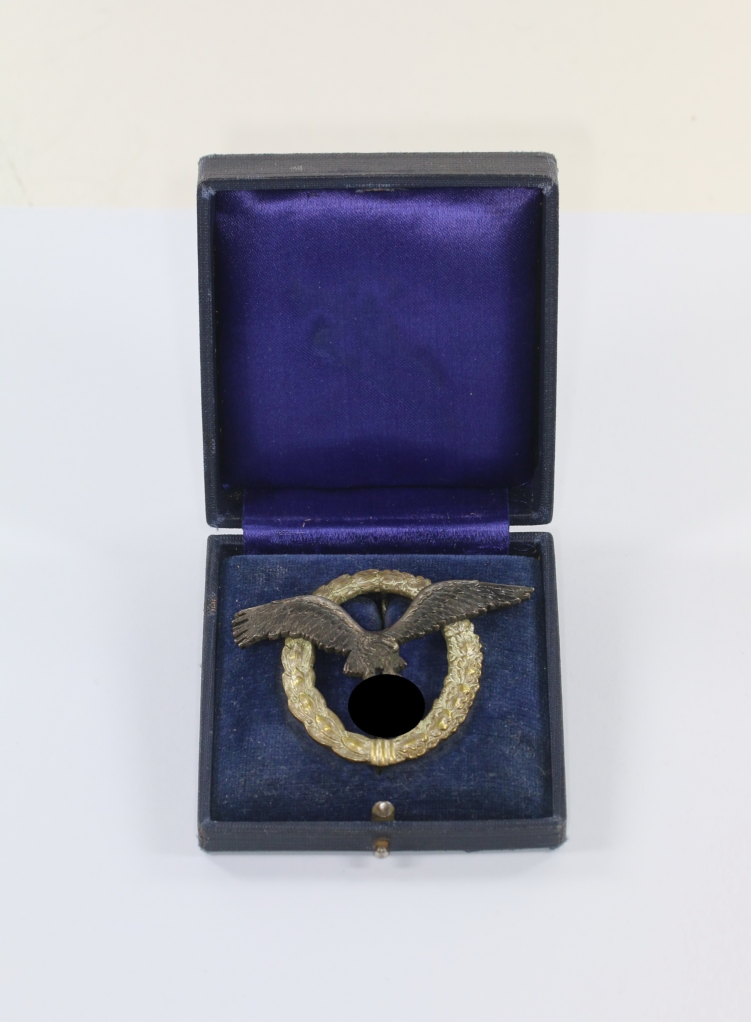 flugzeugf_hrerabzeichen_der_luftwaffe_hersteller_c Flugzeugführerabzeichen der Luftwaffe, Hst. Juncker, 1. Modell (Ausschnitt), im frühen Etui – Bild 1