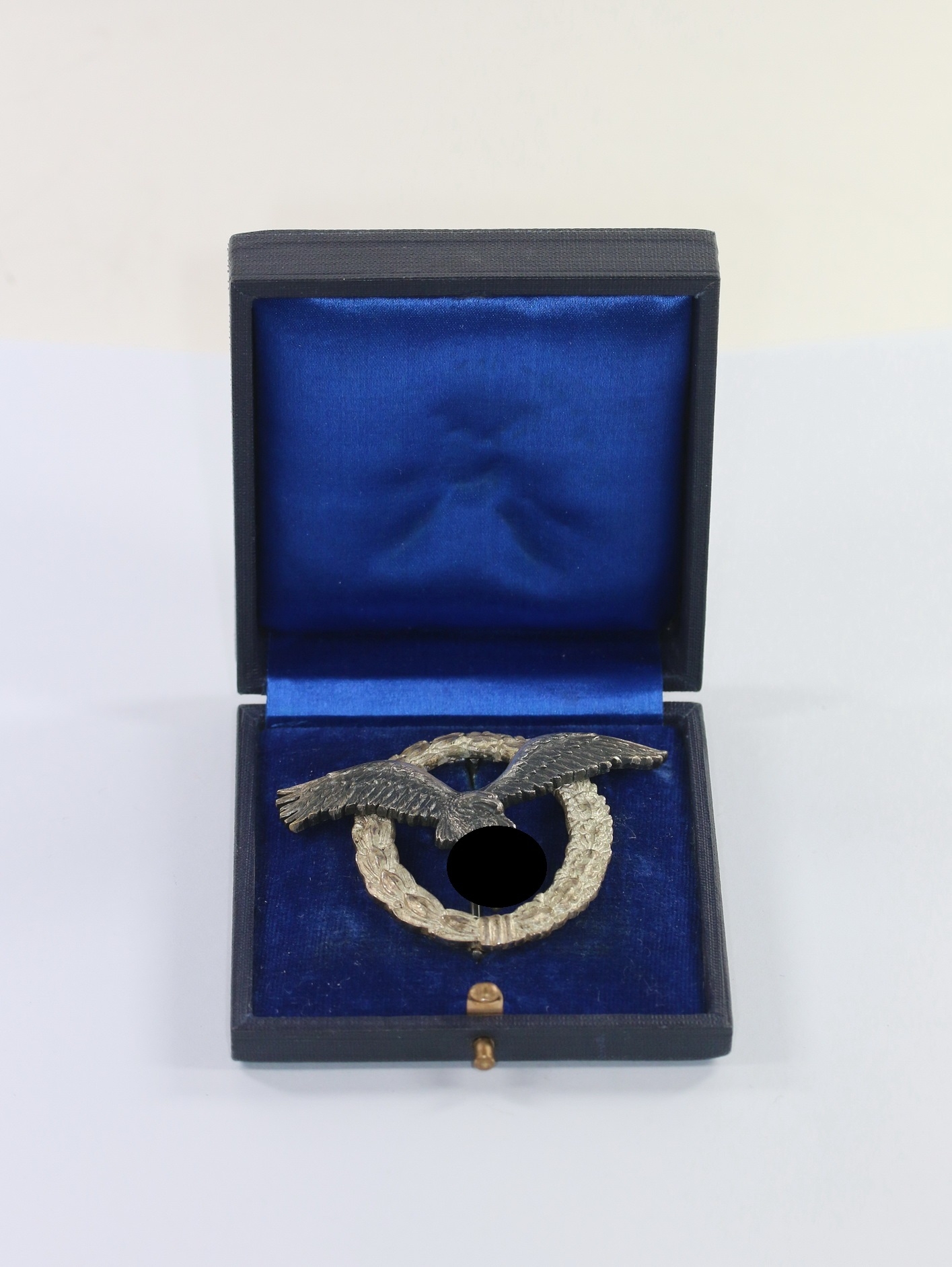 flugzeugf_hrerabzeichen_der_luftwaffe_hst Flugzeugführerabzeichen der Luftwaffe, Hst. Juncker (J.1), im Etui – Bild 1