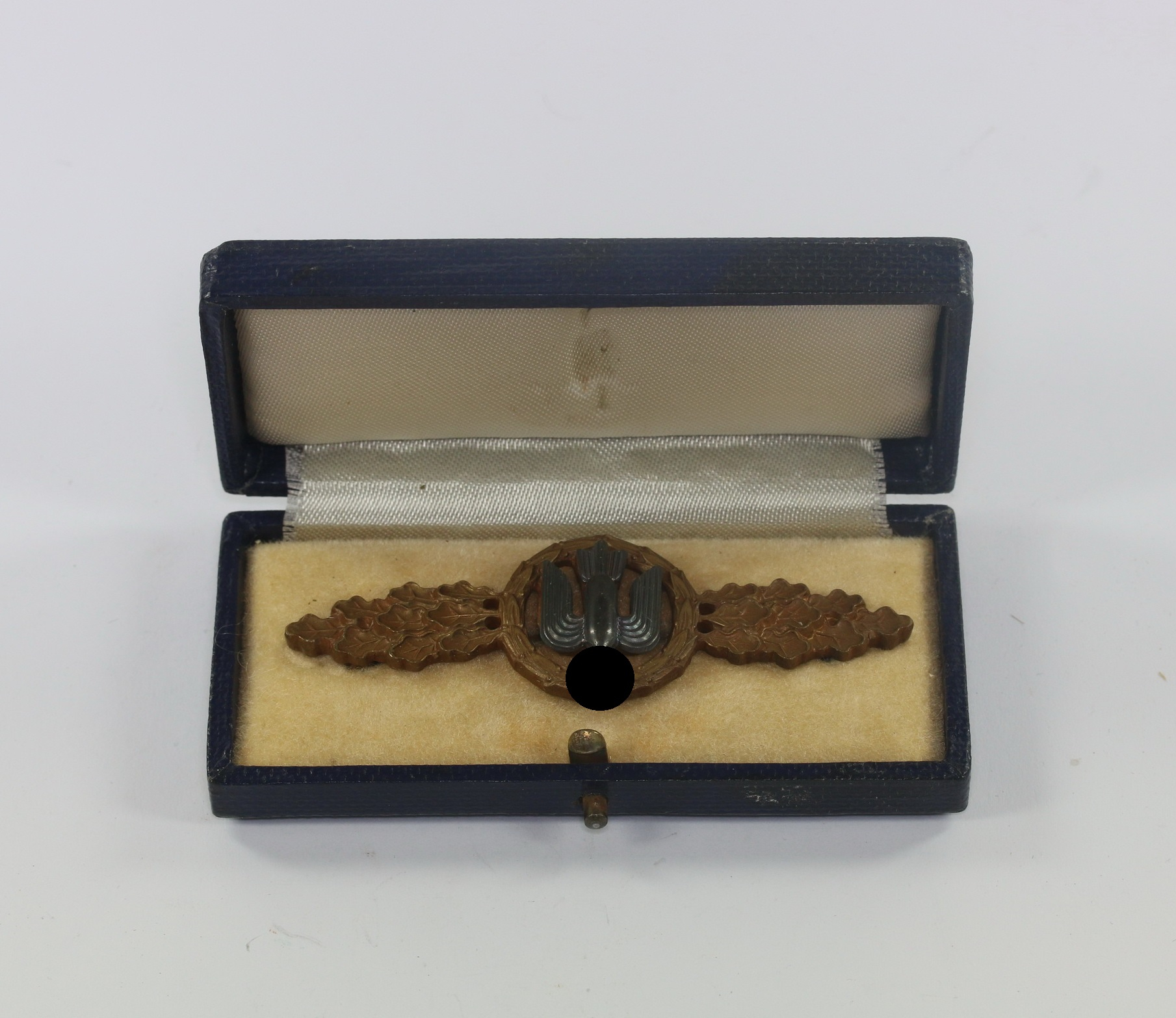 frontflugspange_f_r_kampfflieger_in_bronze_im_etui_1__8 Frontflugspange für Kampfflieger in Bronze, im Etui – Bild 1