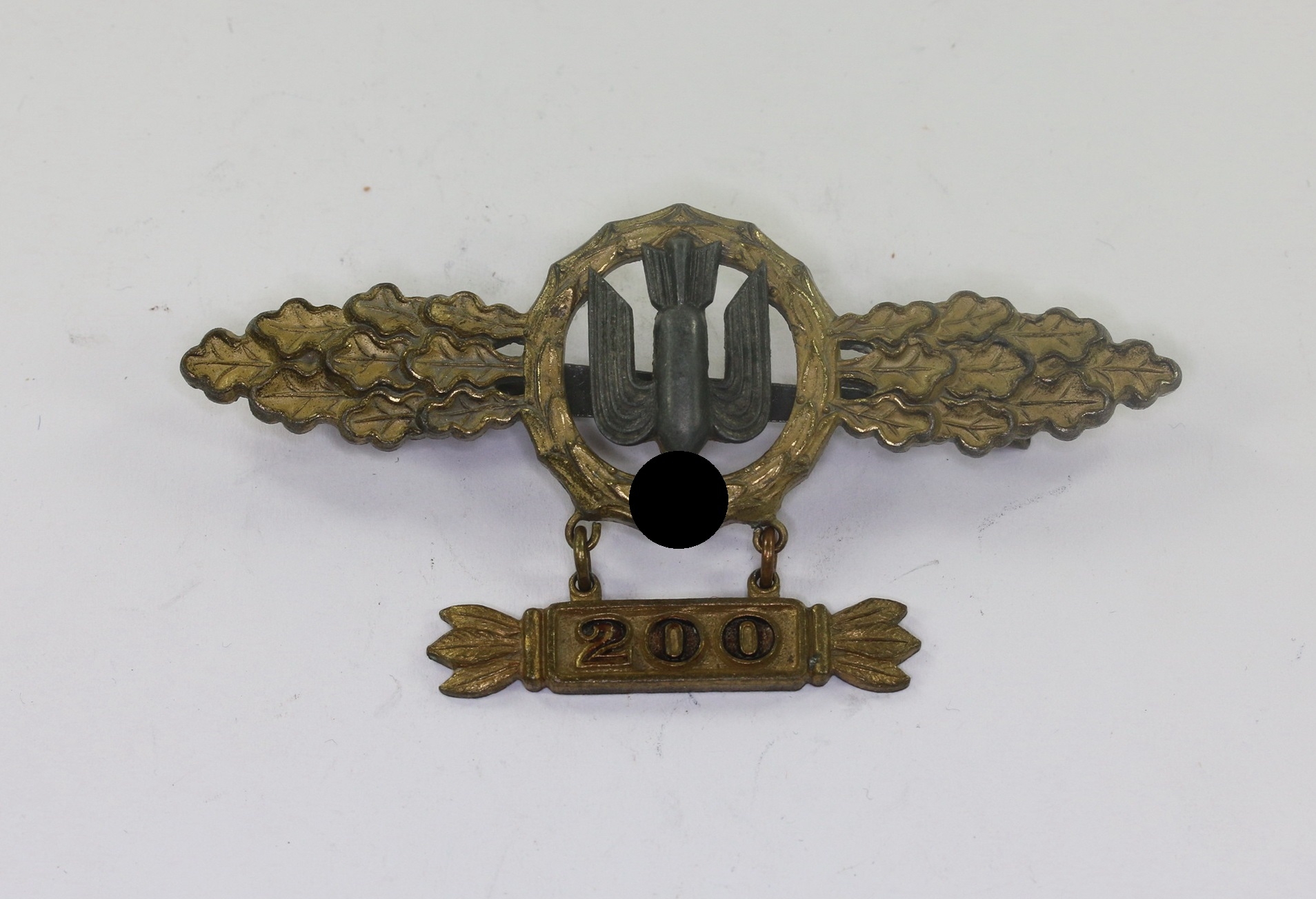  Frontflugspange für Kampfflieger in Gold, mit Anhänger 200, Hst. RS&S (Richert Simm & Söhn, Gablonz) – Bild 1