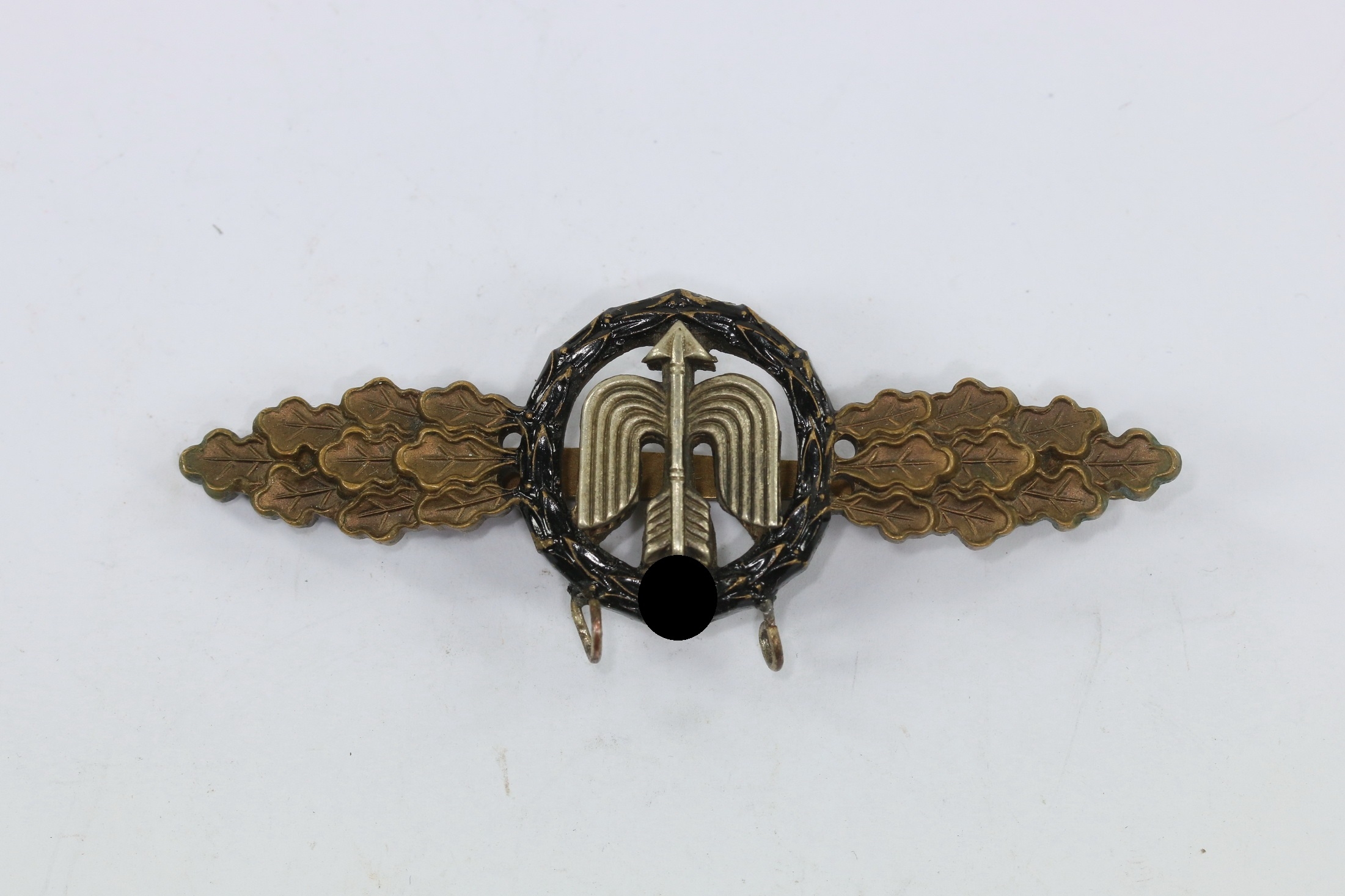 Frontflugspange für Nah-Nachtjäger in Gold, mit Ösen für Hänger – Bild 1