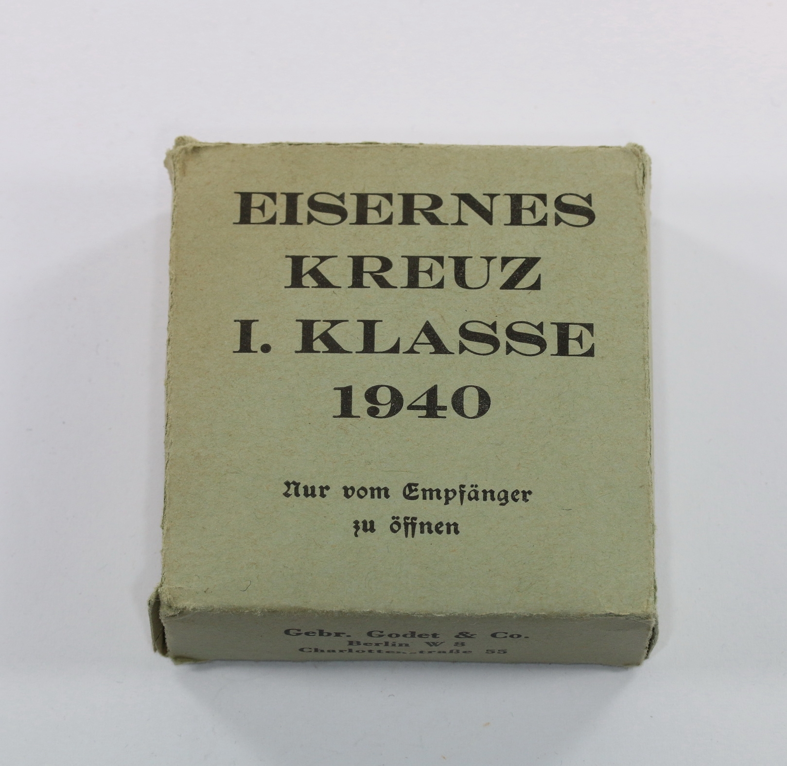 Grüner (!) Umkarton Eisernes Kreuz 1. Klasse 1940 (!), Gebr. Godet & Co. Berlin W 8 (!) – Bild 1