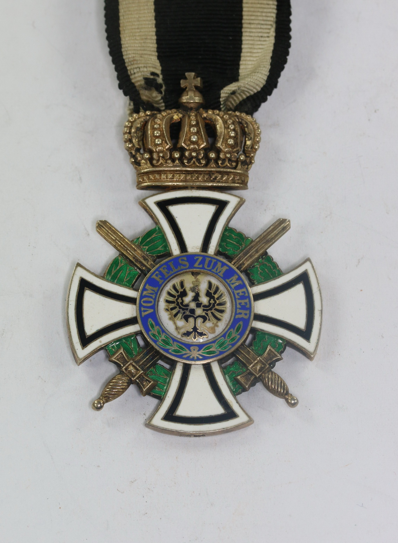 Hausorden von Hohenzollern, Kreuz der Ritter mit Schwertern, Hst. FR 938 (Frideländer Berlin) – Bild 1