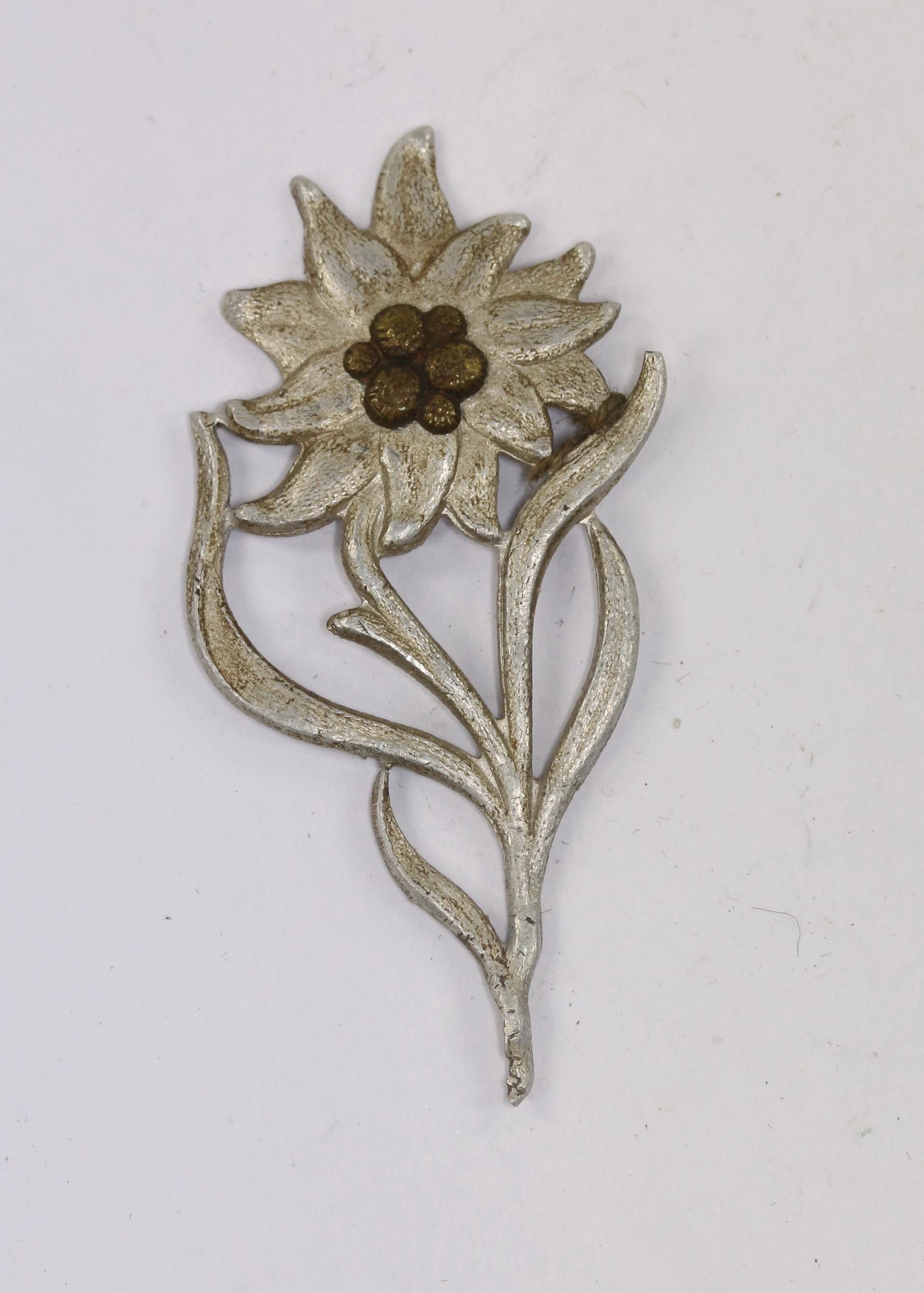 Hitlerjugend (HJ), Edelweiß Abzeichen für die Schirmmütze der Gebirgs-HJ, Hst. RZM M1/56 (Erfurter Knopffabrik G.m.b.H., Erfurt) – Bild 1