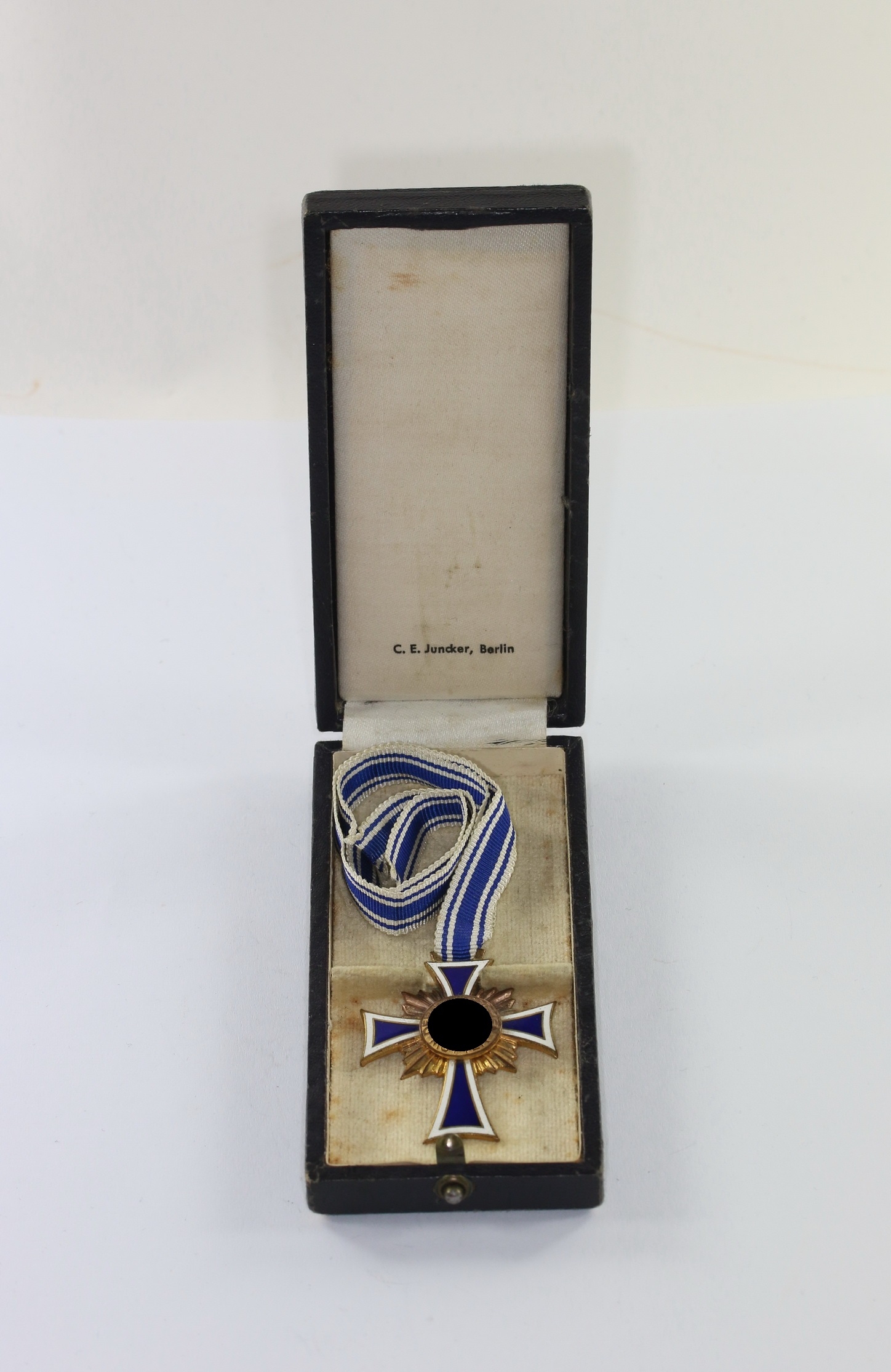 img_0902_bildgr_e_ndern__kopie Mutterkreuz in Gold, im Etui, C.E. Juncker – Bild 1