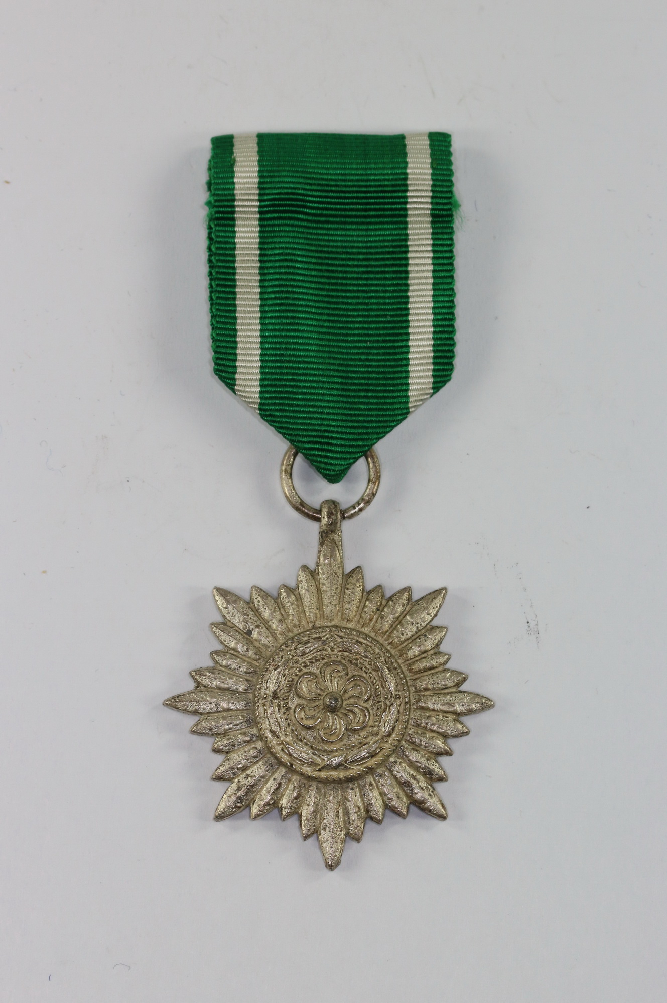 img_3578_bildgr_e_ndern Verdienstauszeichnung für Ostvölker 2. Klasse in Silber, Hst. 100 – Bild 1