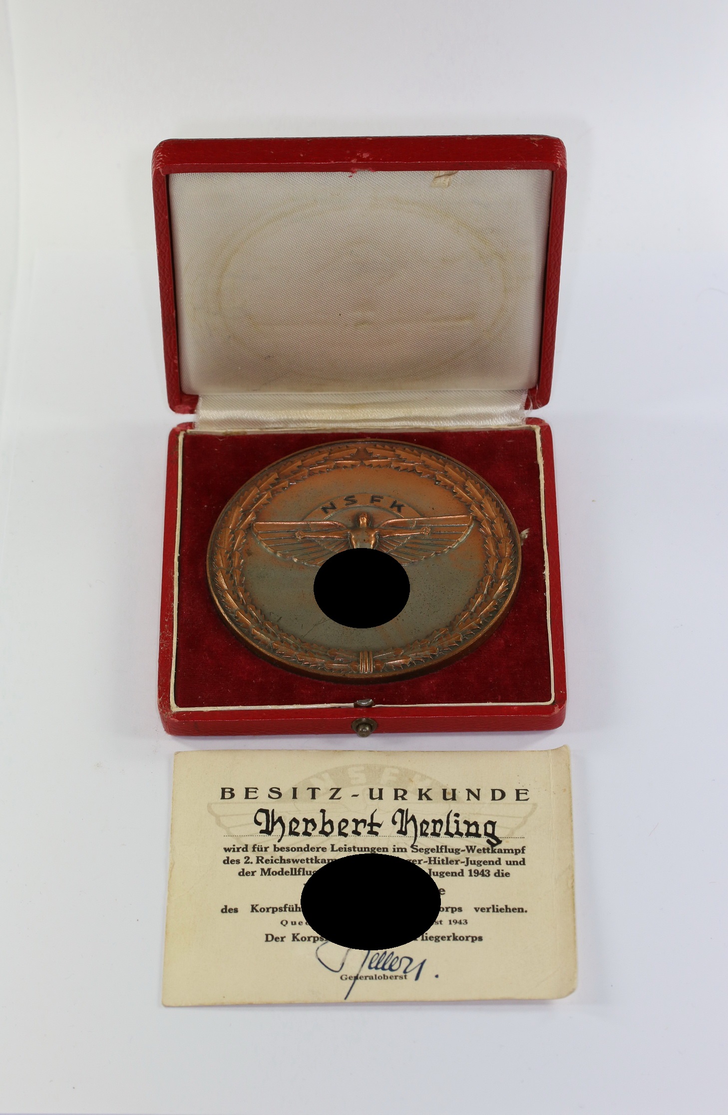 img_6042_bildgr_e_ndern_1_1 Nationalsozialistisches Fliegerkorps (NSFK) Bronzene Siegerplakette "2. Reichswettkampf Flieger-Hitler-Jugend 1943", im Etui, mit Urkunde – Bild 1