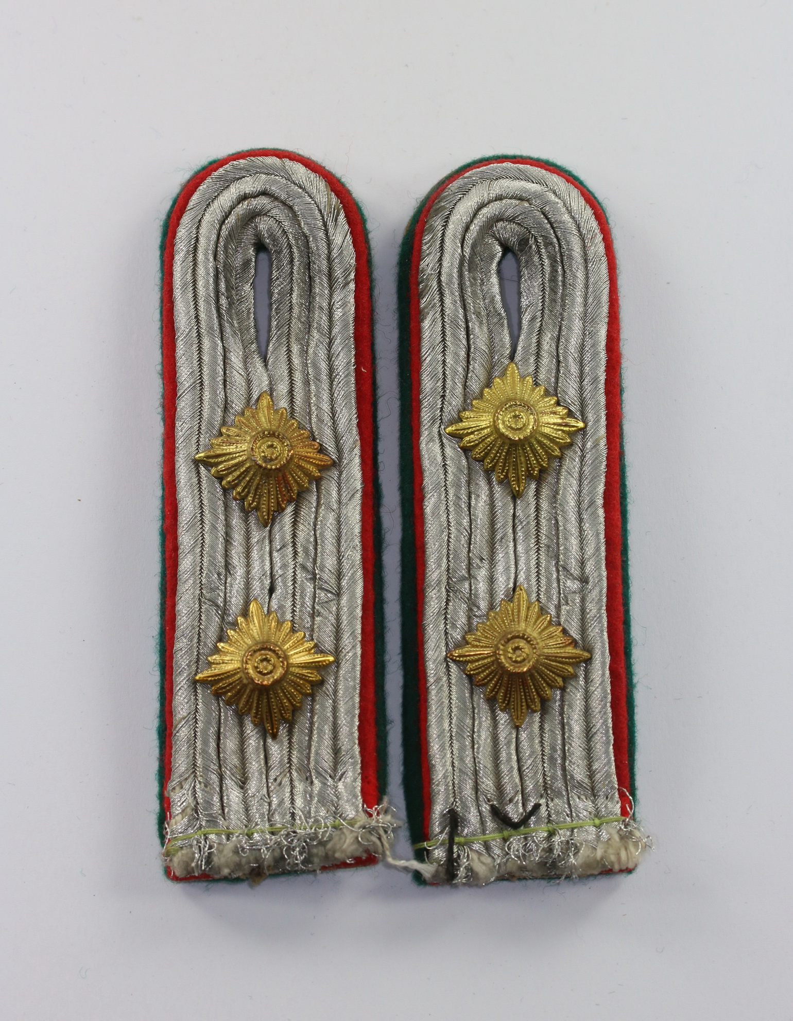 img_7077_bildgr_e_ndern_2 Luftwaffe, Paar Schulterklappen für einen Luftwaffen-Beamten im Rang eines Hauptmannes – Bild 1