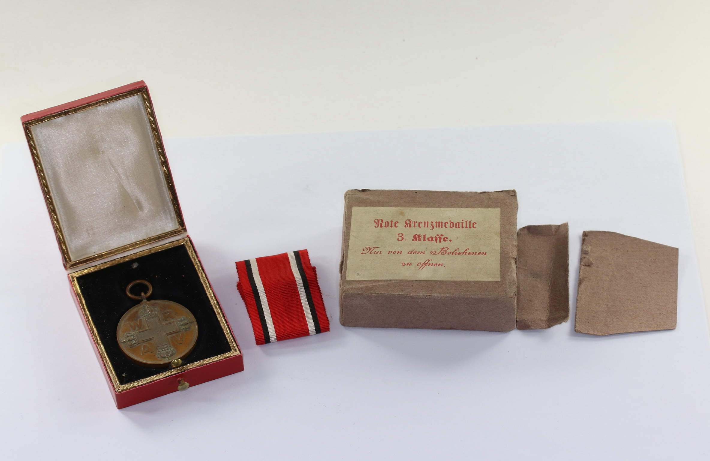 img_8038_bildgr_e_ndern_2 Preußen, Rote Kreuzmedaille 3. Klasse, im Etui, mit Umkarton – Bild 1