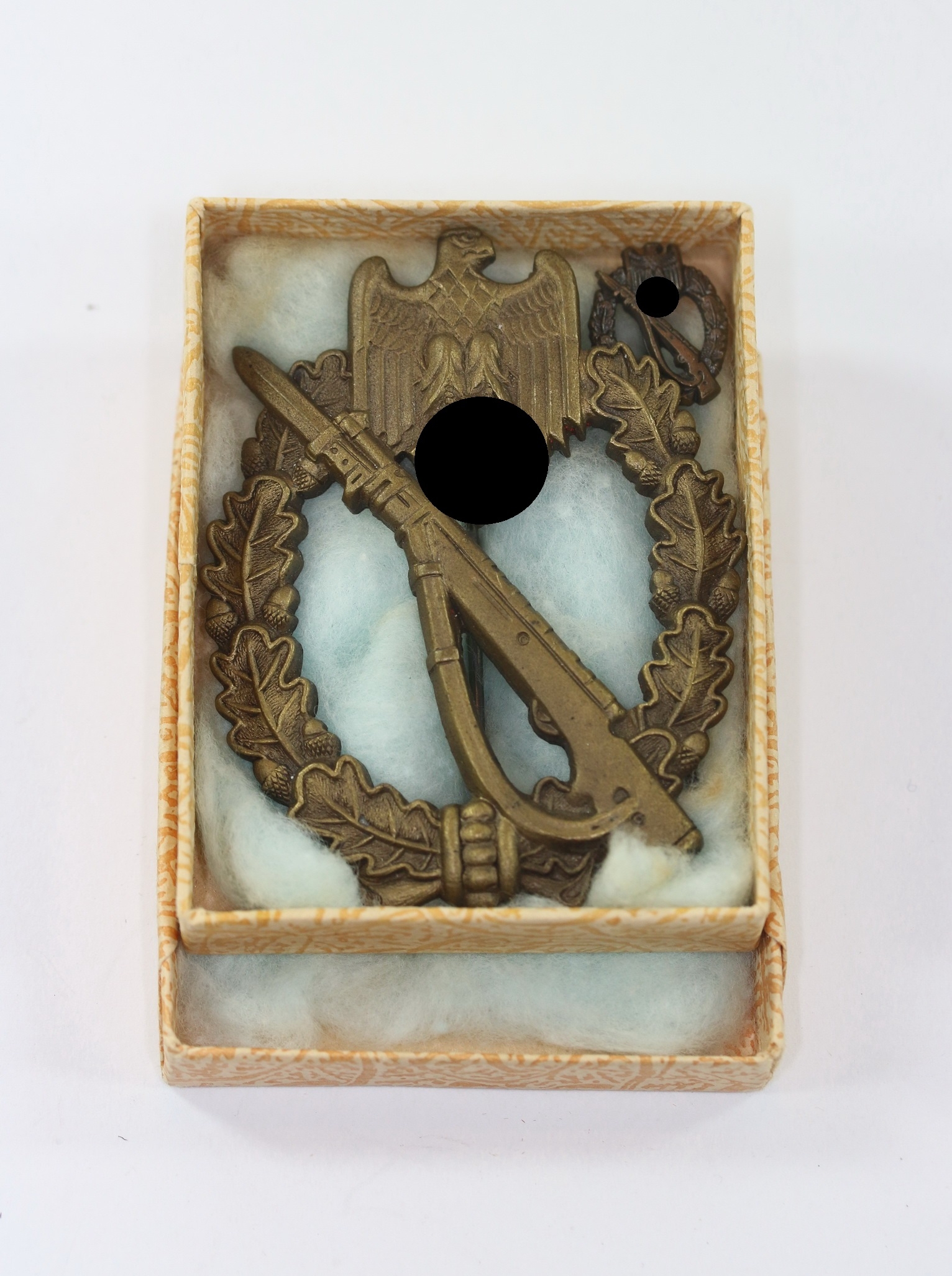  Infanterie Sturmabzeichen in Bronze, Hst. AS Dreieck, in Verkaufsschachtel mit 16 mm Miniatur – Bild 1