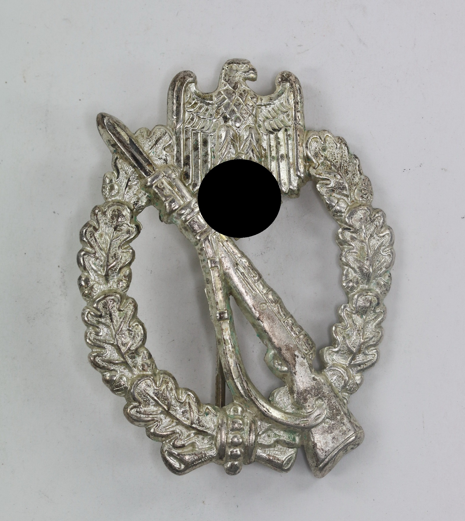 Infanterie Sturmabzeichen in Slber, Petz & Lorenz, Unterreichenbach, mit ausgeschnittenen Hakenkreuz(!) – Bild 1