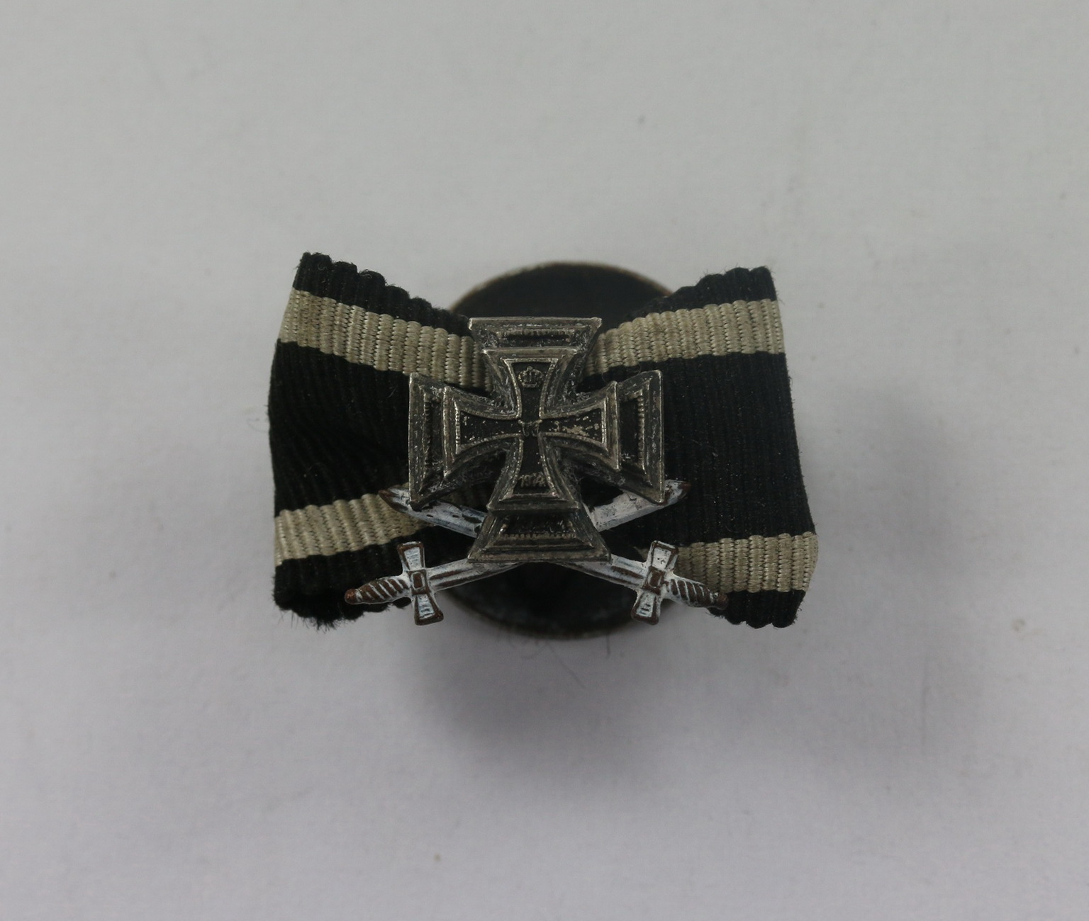 Knopflochdekoration Eisernes Kreuz 1914, Hst. J. Godet & Sohn Berlin – Bild 1