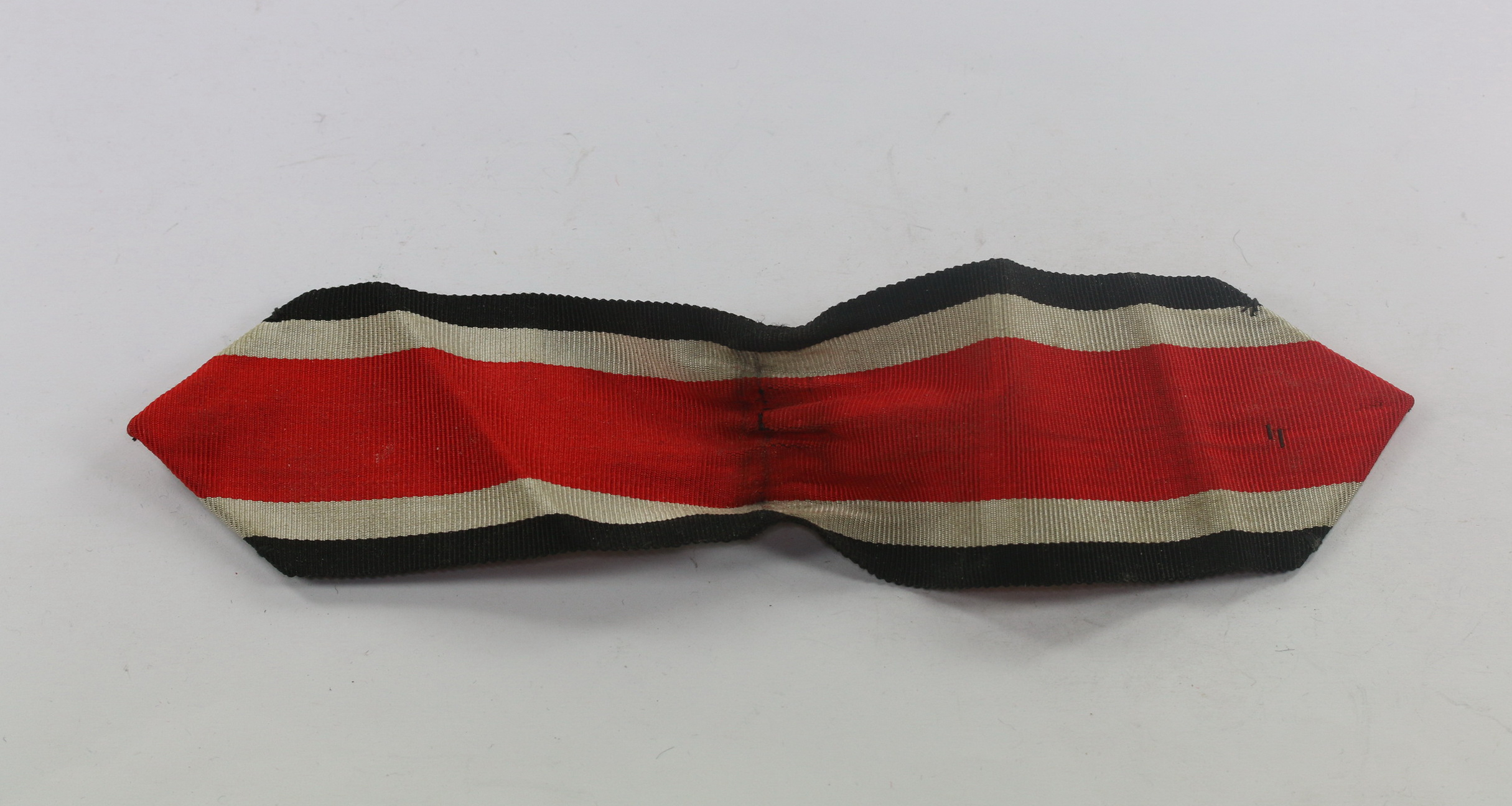 Konfektioniertes Trageband für das Ritterkreuz des Eisernen Kreuzes – Bild 1