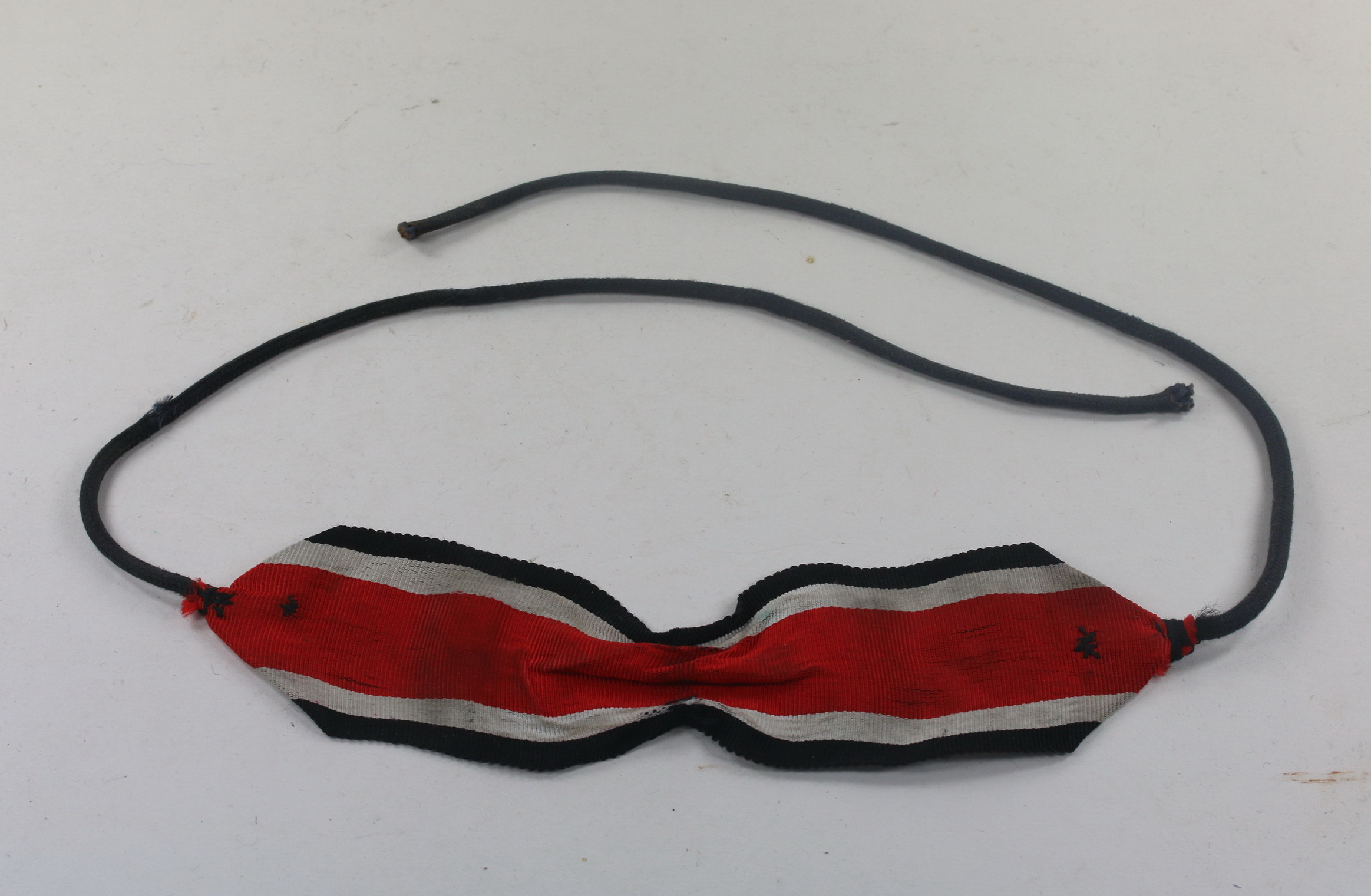 Konfektioniertes Trageband für das Ritterkreuz des Eisernen Kreuzes – Bild 1