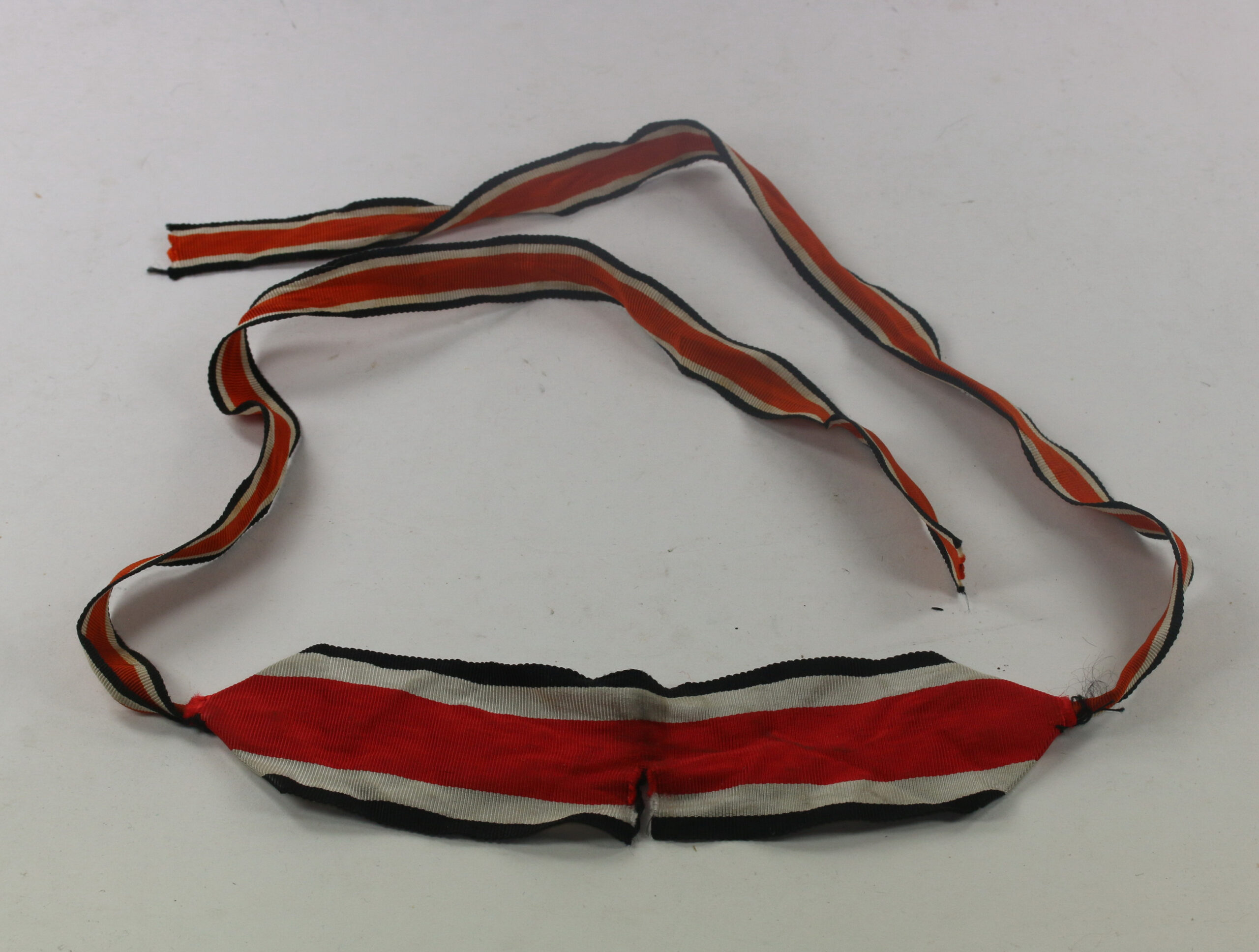 Konfektioniertes Trageband für das Ritterkreuz des Eisernen Kreuzes – Bild 1