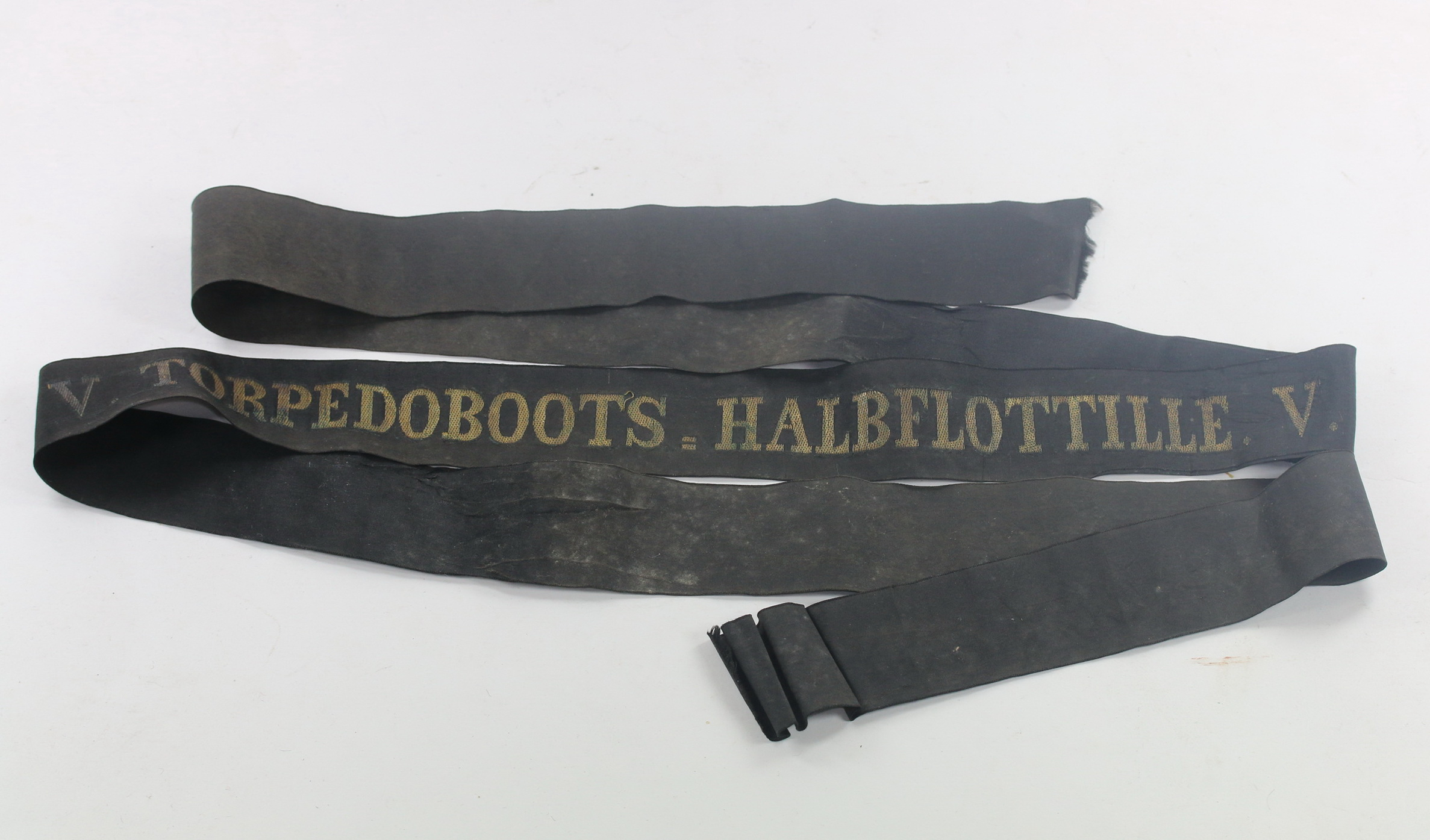 Kriegsmarine,  Mützenband V. Torpedoboots . Halbflottille. V. (Metallfaden) – Bild 1